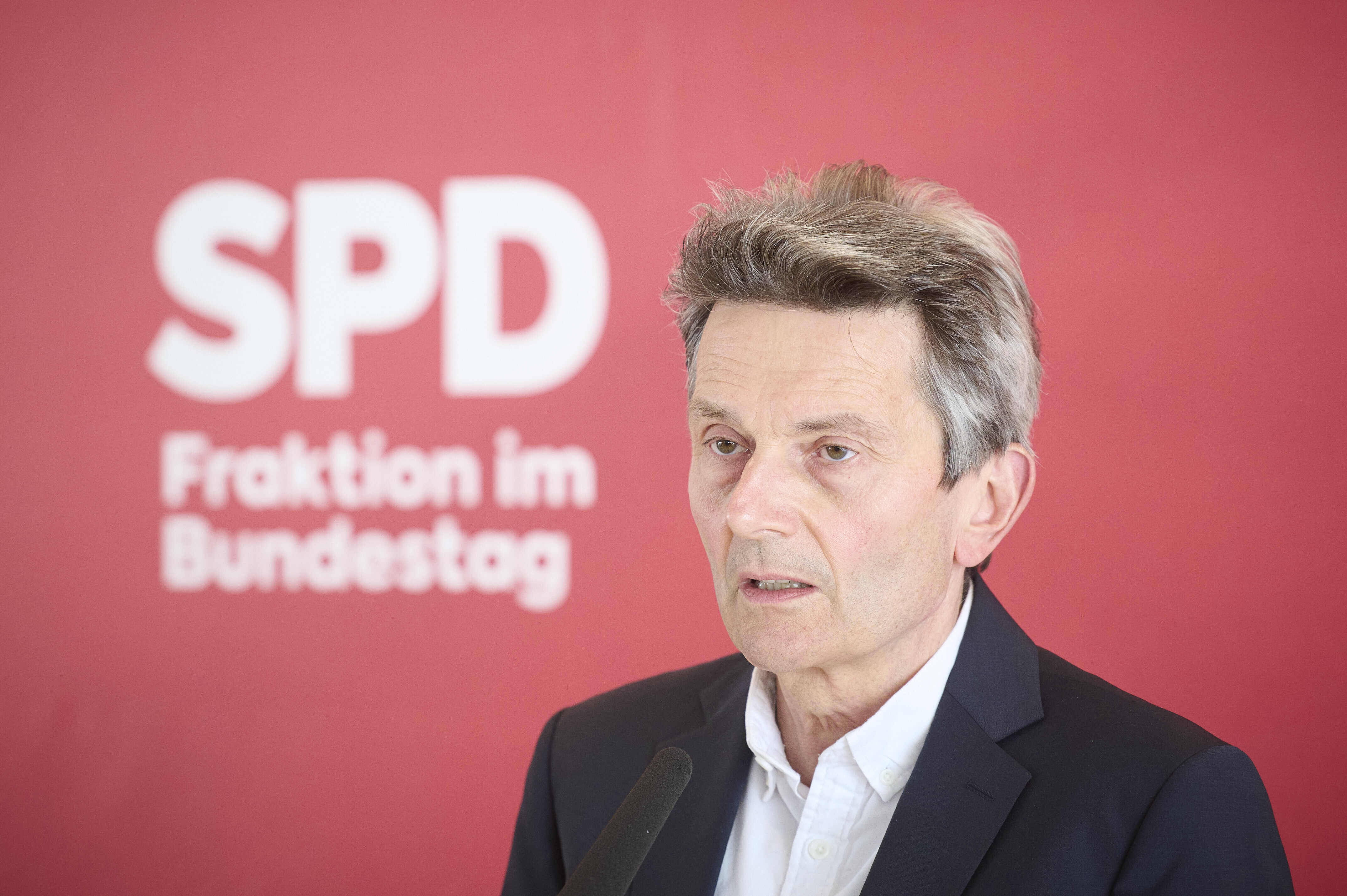 SPD-Fraktionschef sieht im einstimmigen Beschluss der Fraktion „Rückenwind für die Verhandlungen mit den Koalitionspartnern“, die am Samstag stattfinden sollen.