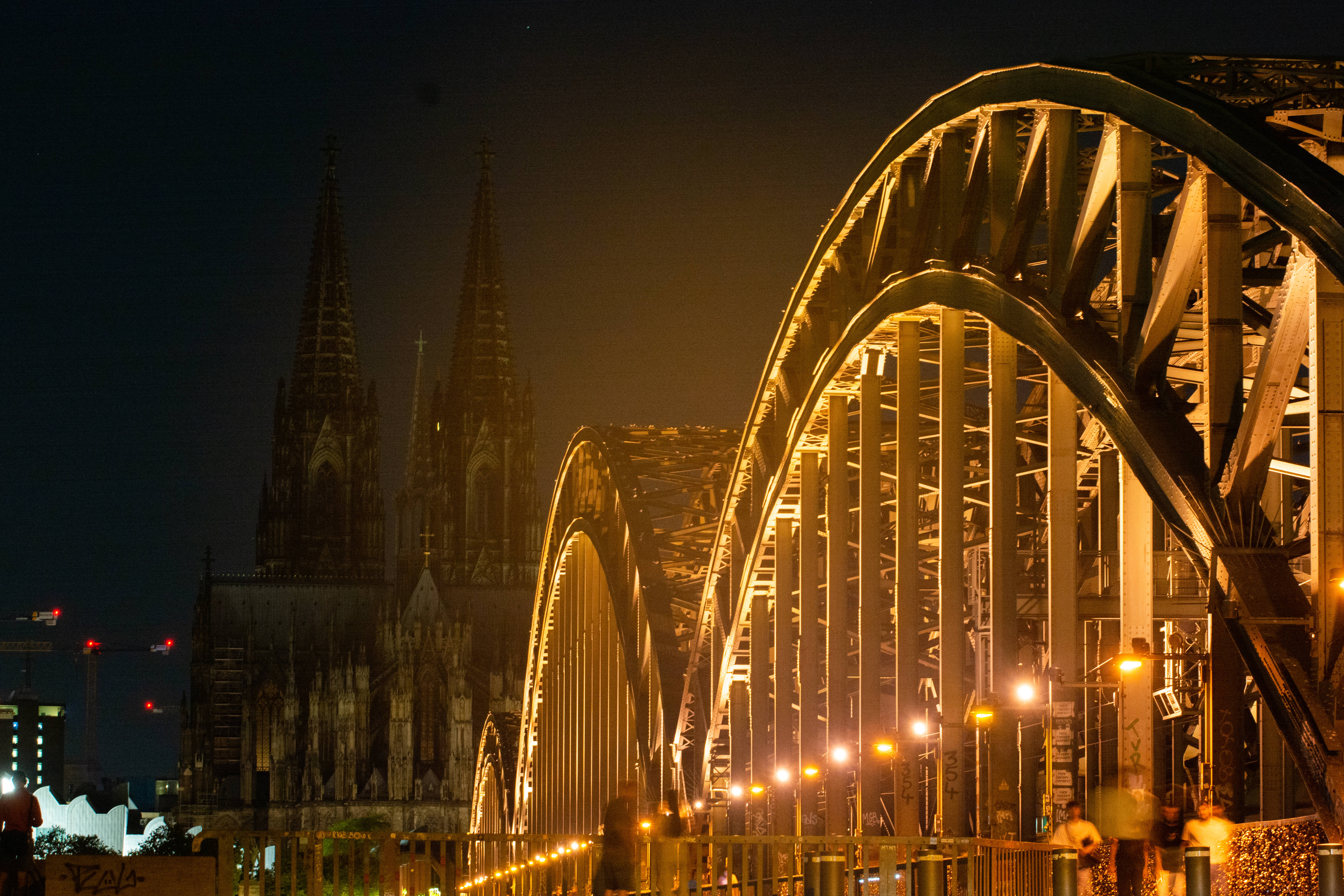 Bereits seit mehreren Wochen nachts dunkel um Energie zu sparen: Der Kölner Dom.