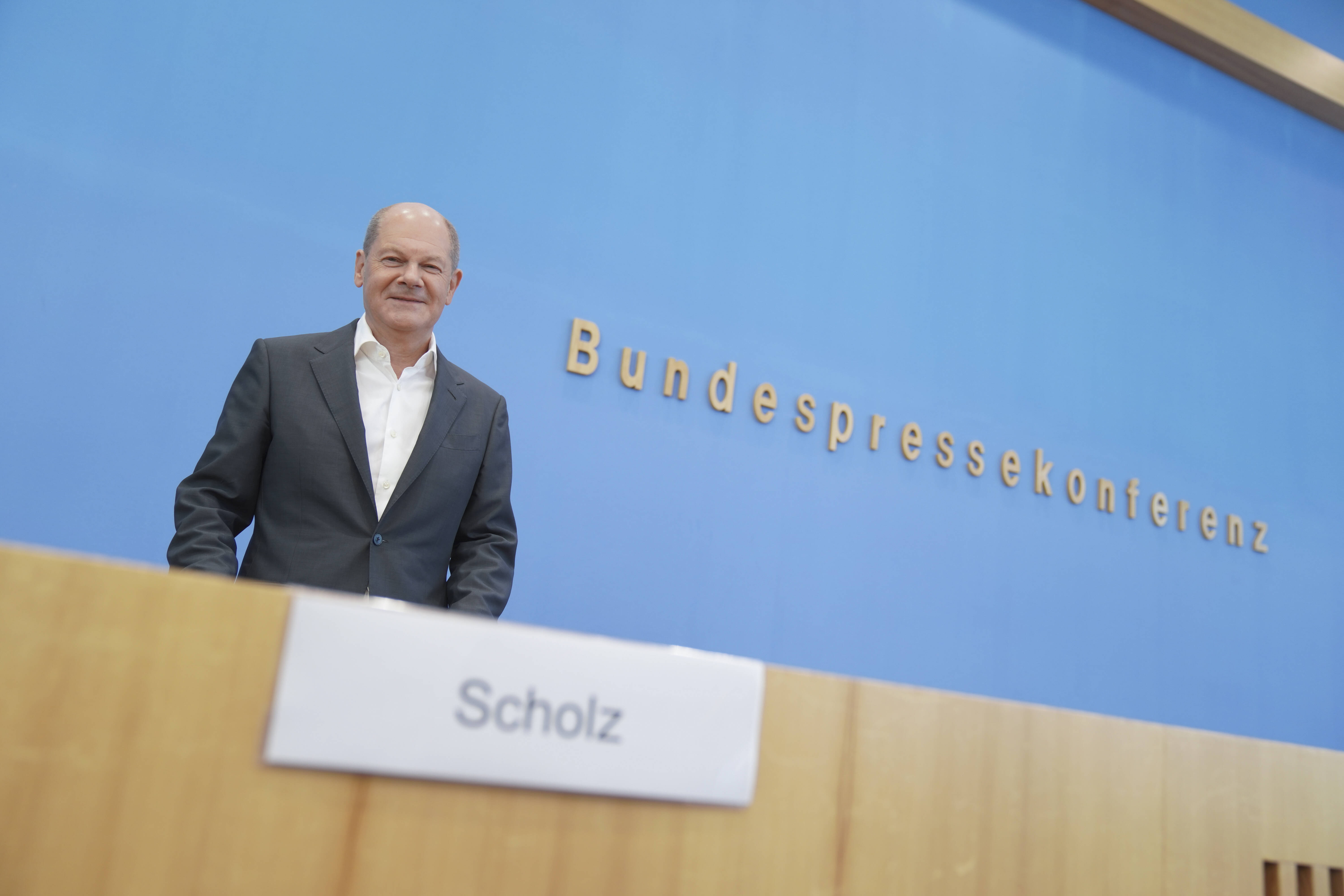 Gut erholt und gut gelaunt: Bundeskanzler OIaf Scholz steht am 11. August 2022 in der Bundespressekonferenz fast zwei Stunden lang der Hauptstadtpresse Rede und Antwort.