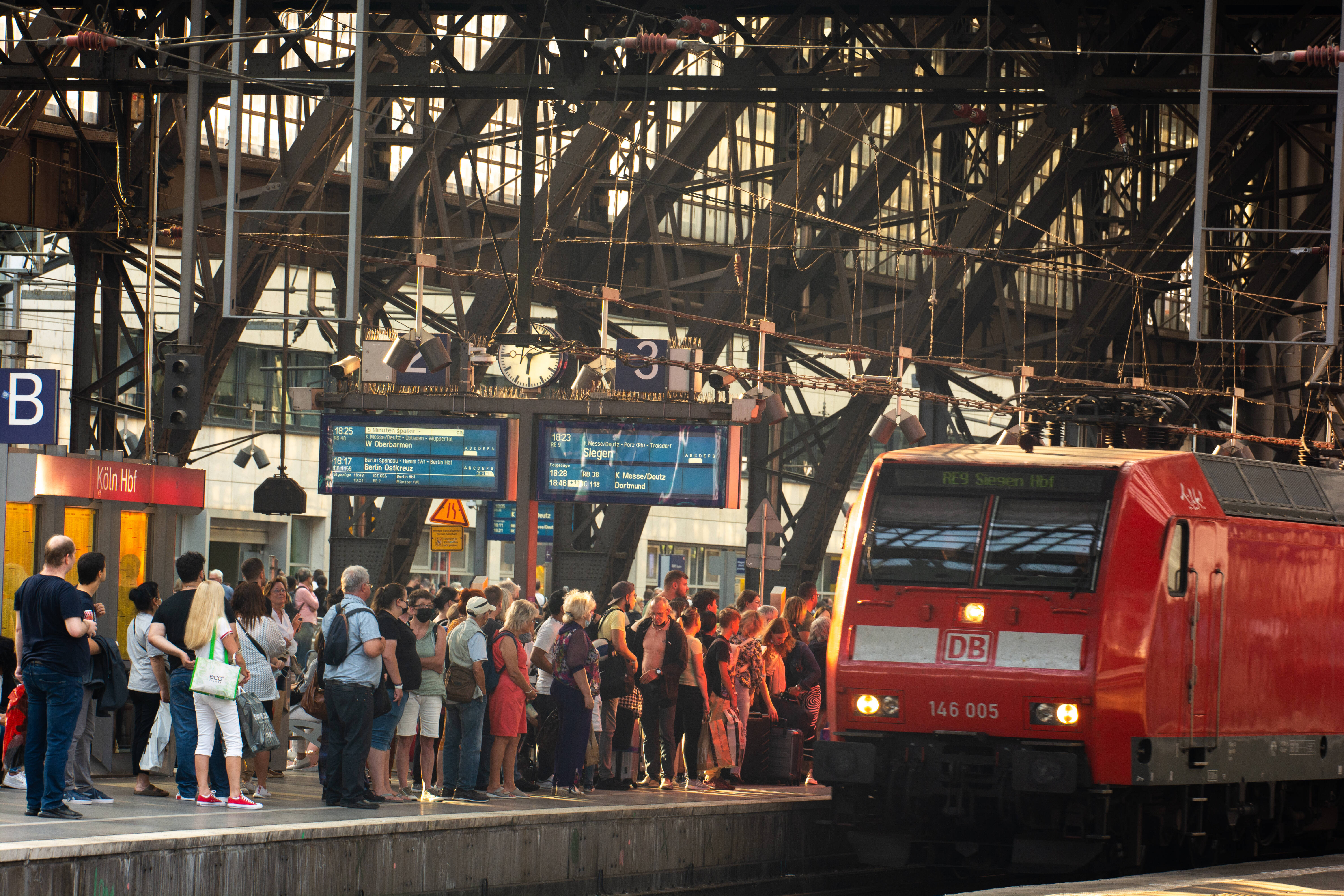 Die Nachfrage nach dem 9-Euro-Ticket war groß, so wie hier in Köln am letzten Tag des Aktionszeitraums.