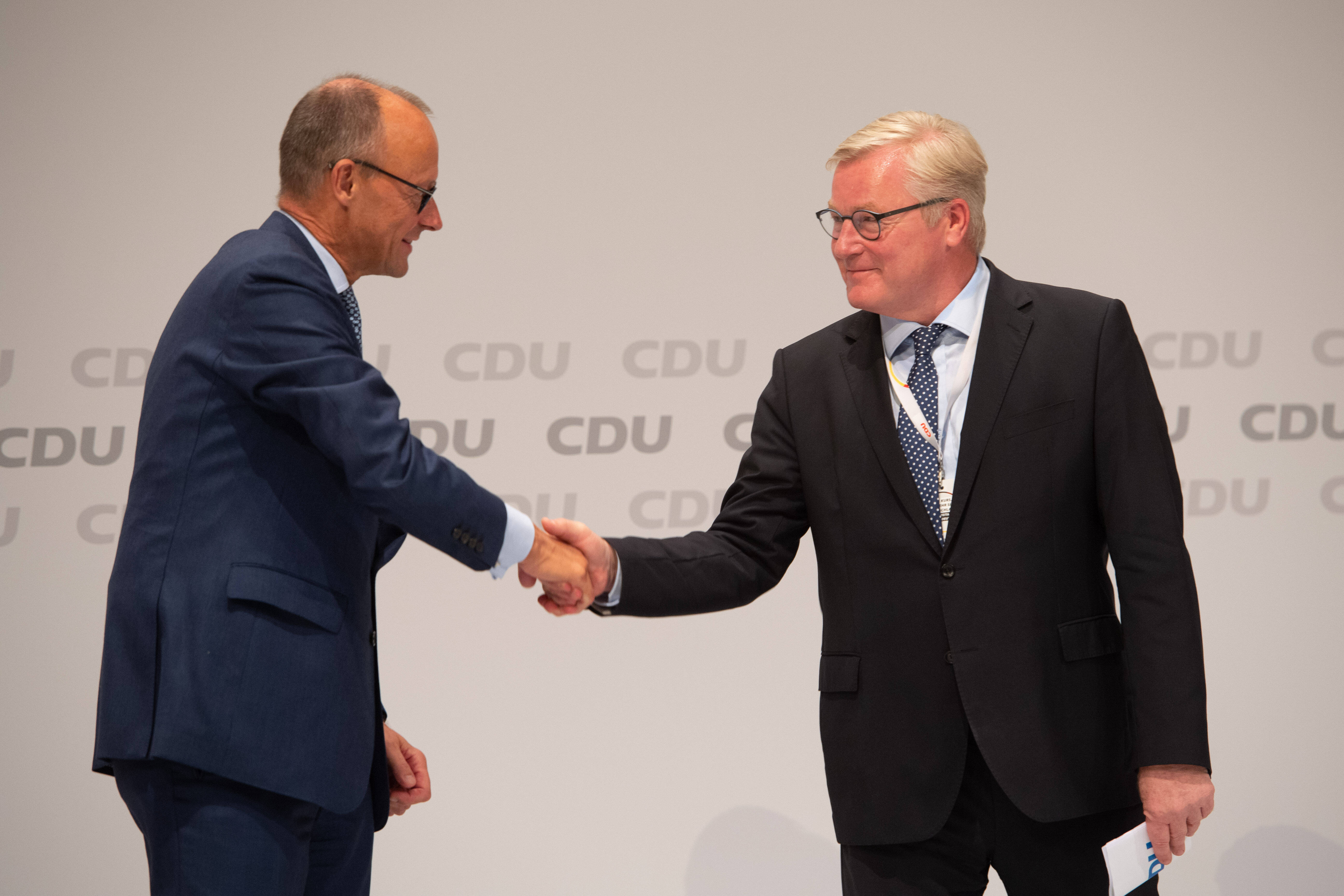 Wegducken statt aufklären: CDU-Chef Friedrich Merz (l.) und Bernd Althusmann, CDU-Landesvorsitzender in Niedersachsen und Spitzenkandidat zur Landtagswahl am 9. Oktober 2022