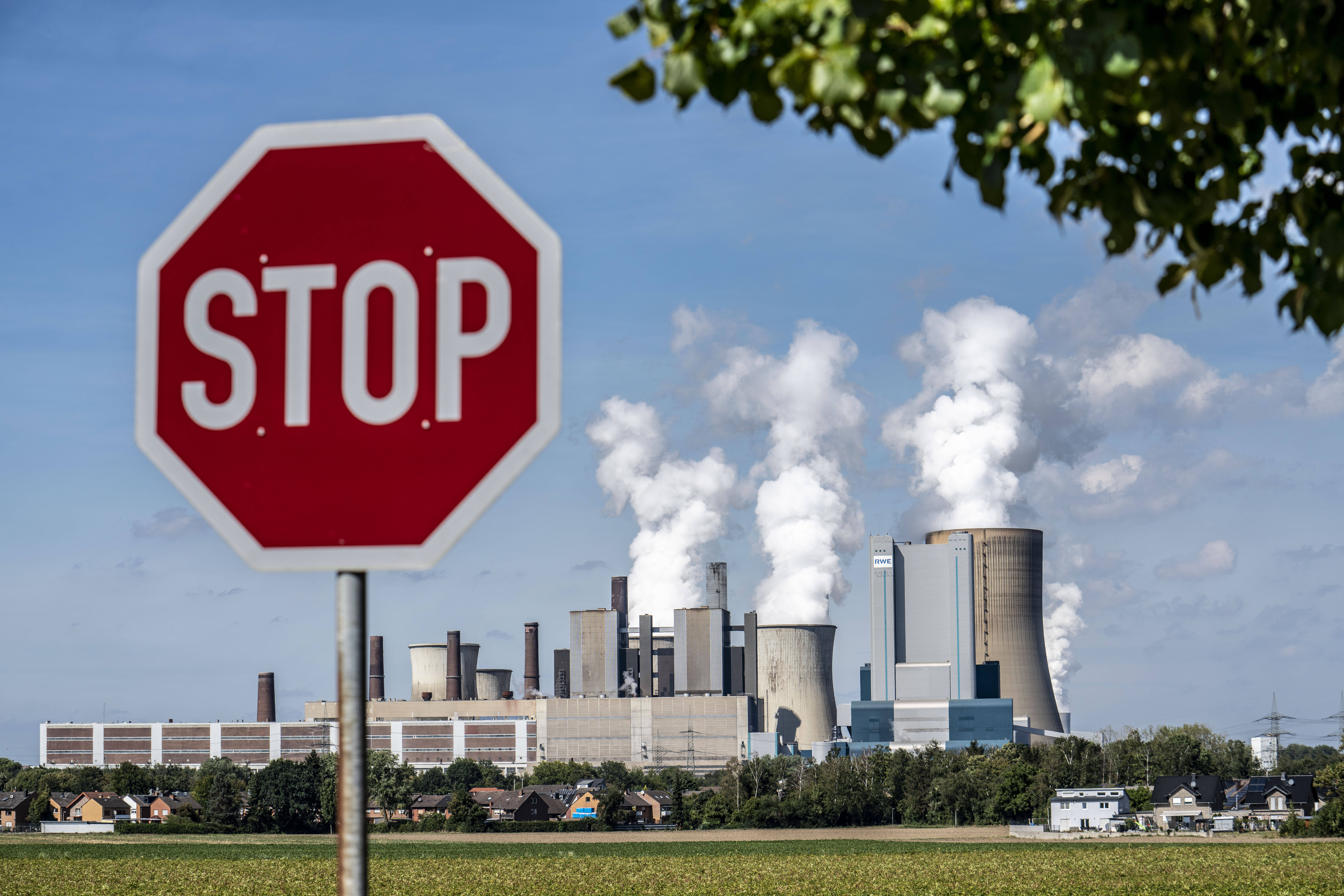 Kohlekraftwerk Niederaußem in Nordrhein-Westfalen: Noch immer sind 573 Millionen Euro des Bundes in klimaschädlichen Unternehmen investiert.