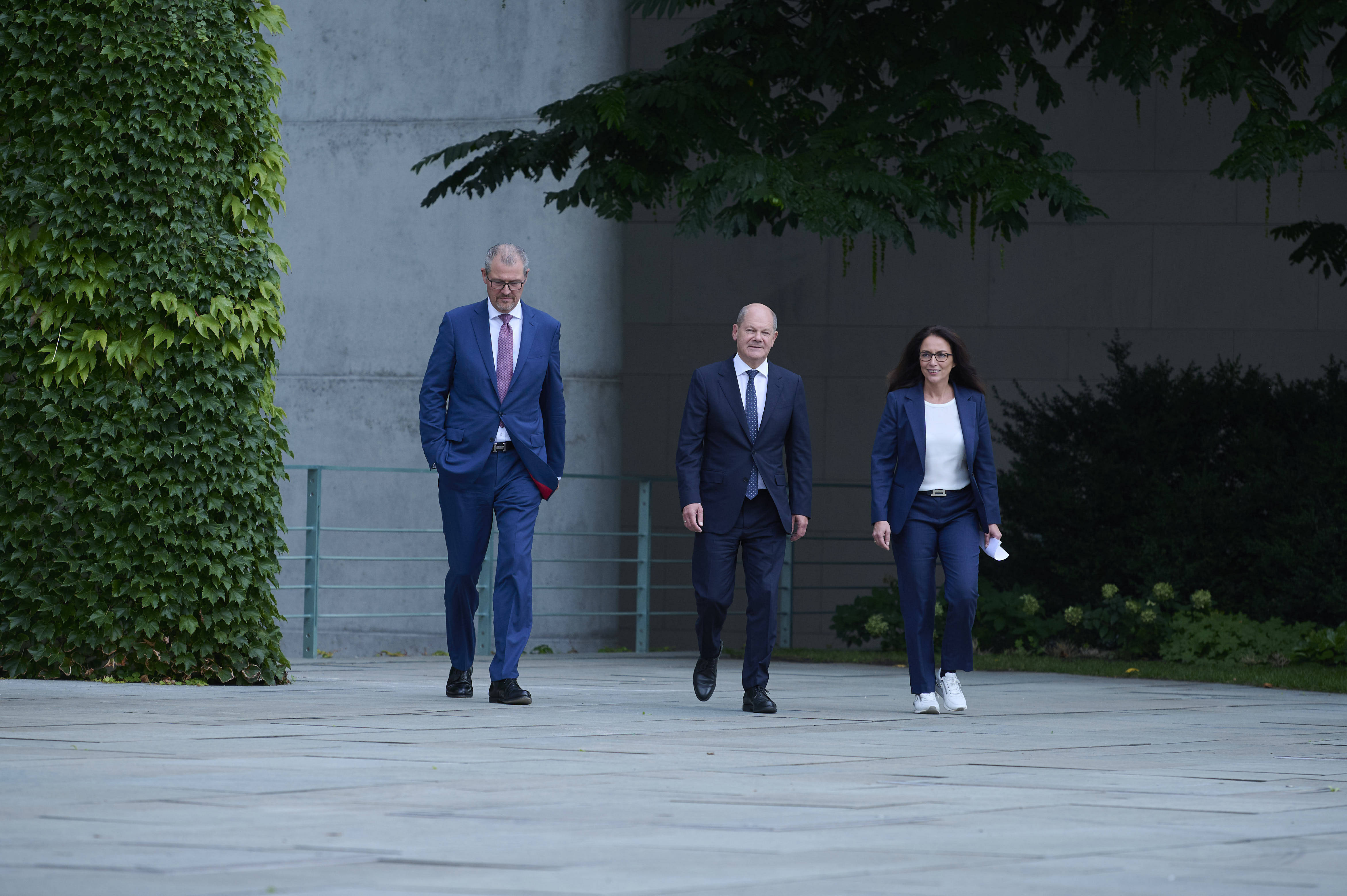 Zweites Treffen im Kanzleramt: Arbeitgeberpräsident Martin Dulger (von links), Bundeskanzler Olaf Scholz, DGB-Vorsitzende Yasmin Fahimi bei der „konzertierten Aktion“..