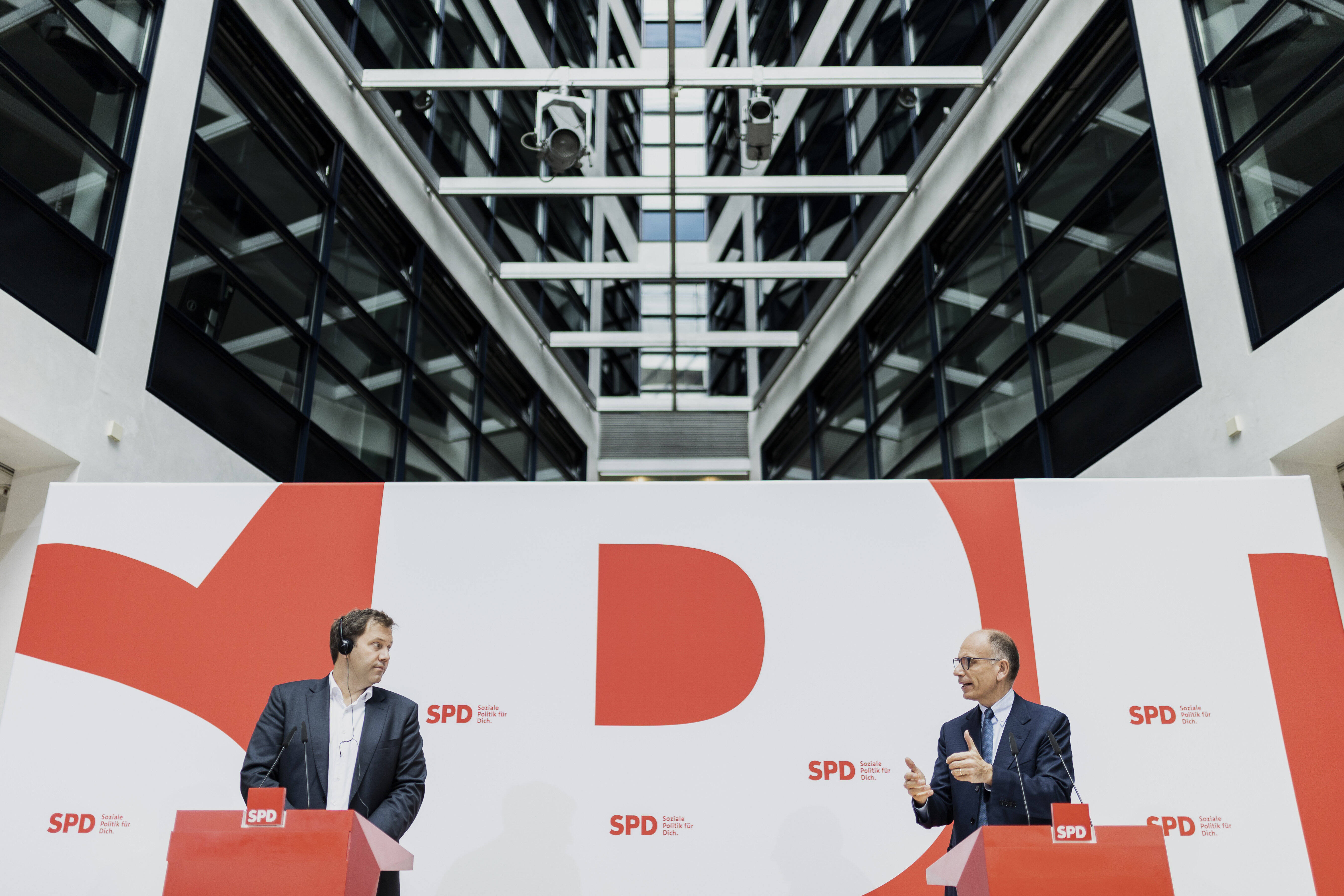 Für ein Europa der Lösungen und der Zusammenarbeit: Enrico Lotta (r.) bei der gemeinsamen Pressekonferenz mit Lars Klingbeil
