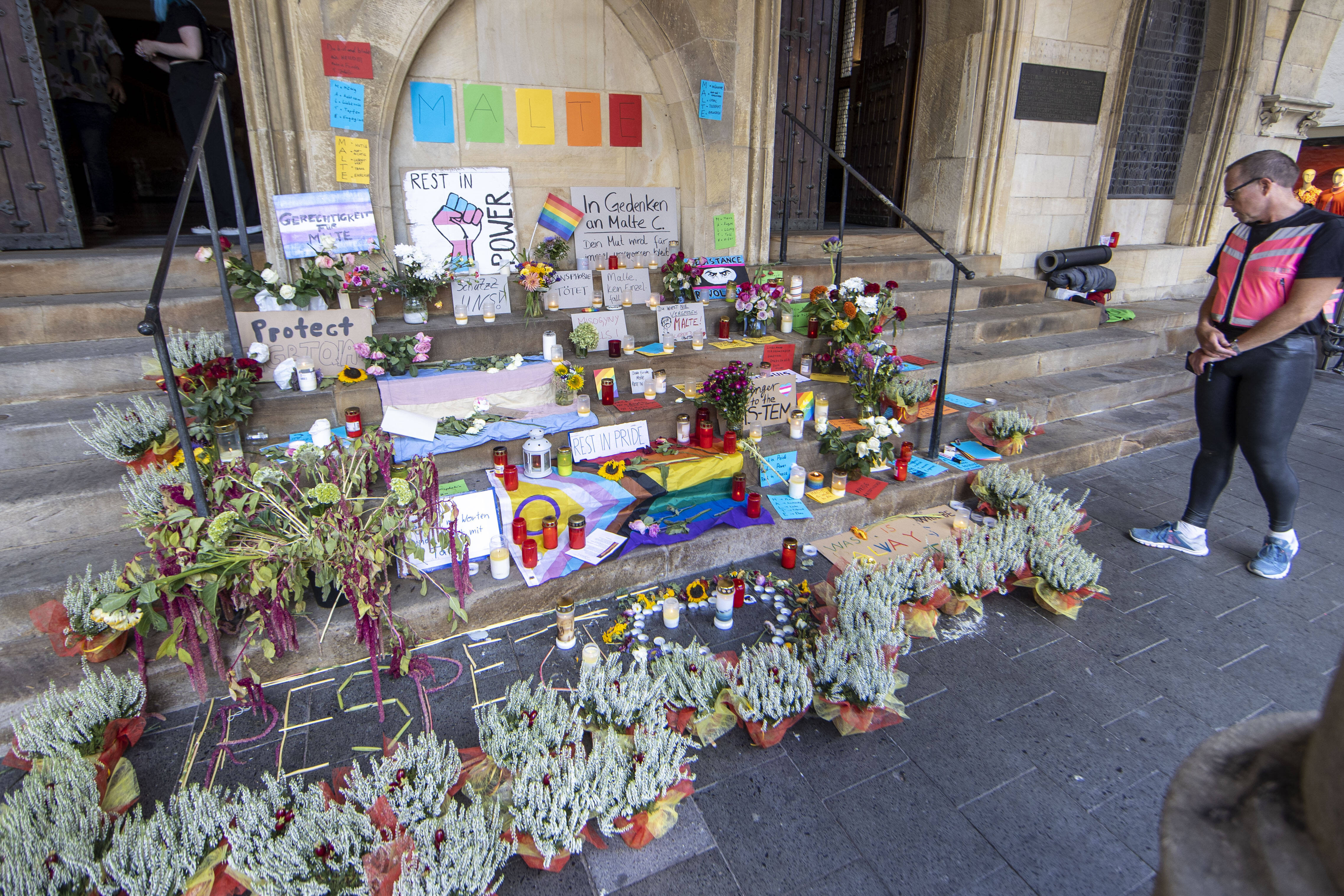 Die Opferstatistik zählt für 2022 ein Todesopfer: Malte C.Der trans* Mann starb am 2. September 2022, als er sich bei einem queerfeindlich motivierten Angriff beim CSD in Münster dazwischenging und dabei tödliche verletzt wurde.