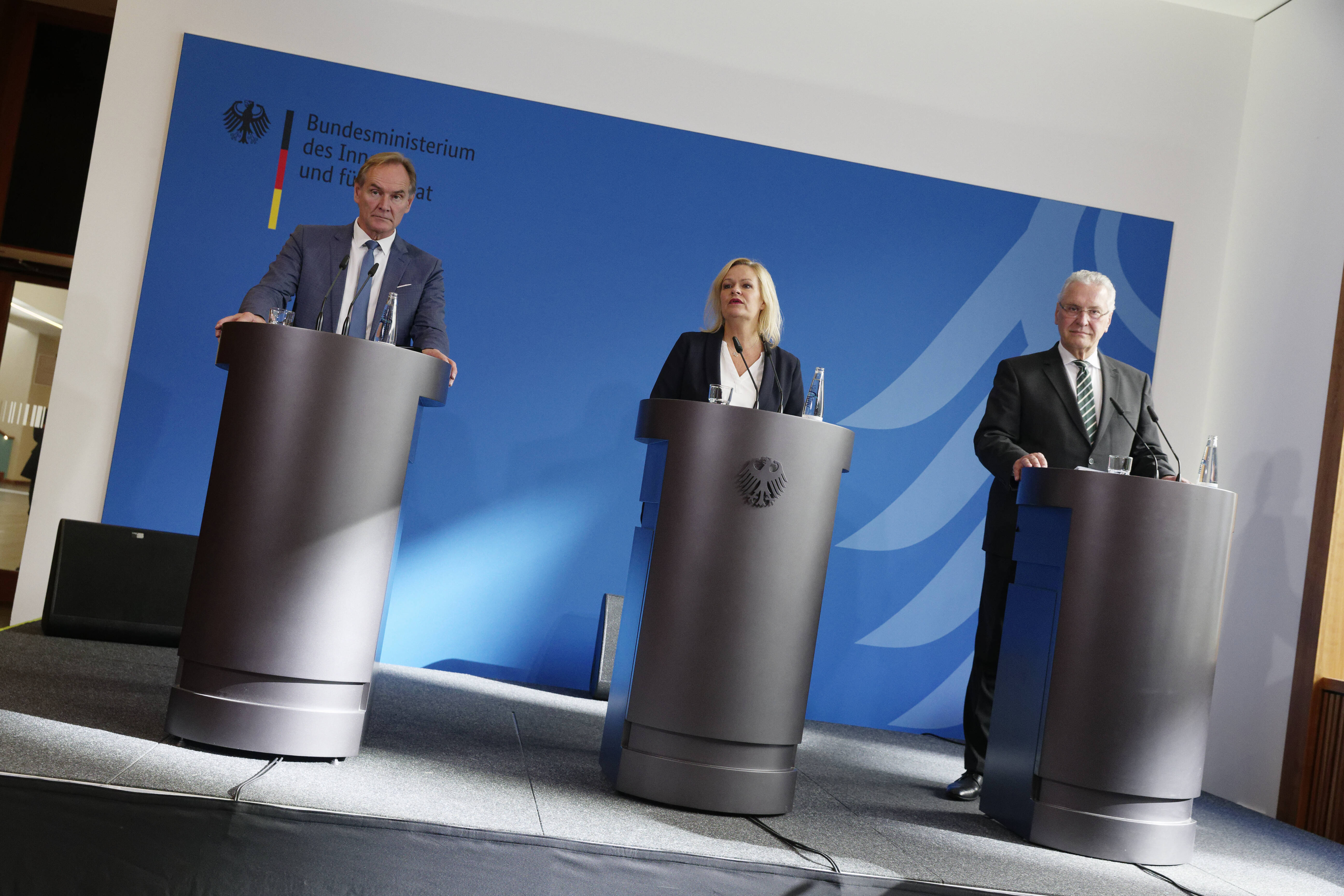 „Wir haben eine angespannte Situation.“ Bundesinnenministerin Nancy Faeser mit Städtetagspräsident Burkhard Jung (l.) und dem Vorsitzenden der Innministerkonferenz Joachim Hermann