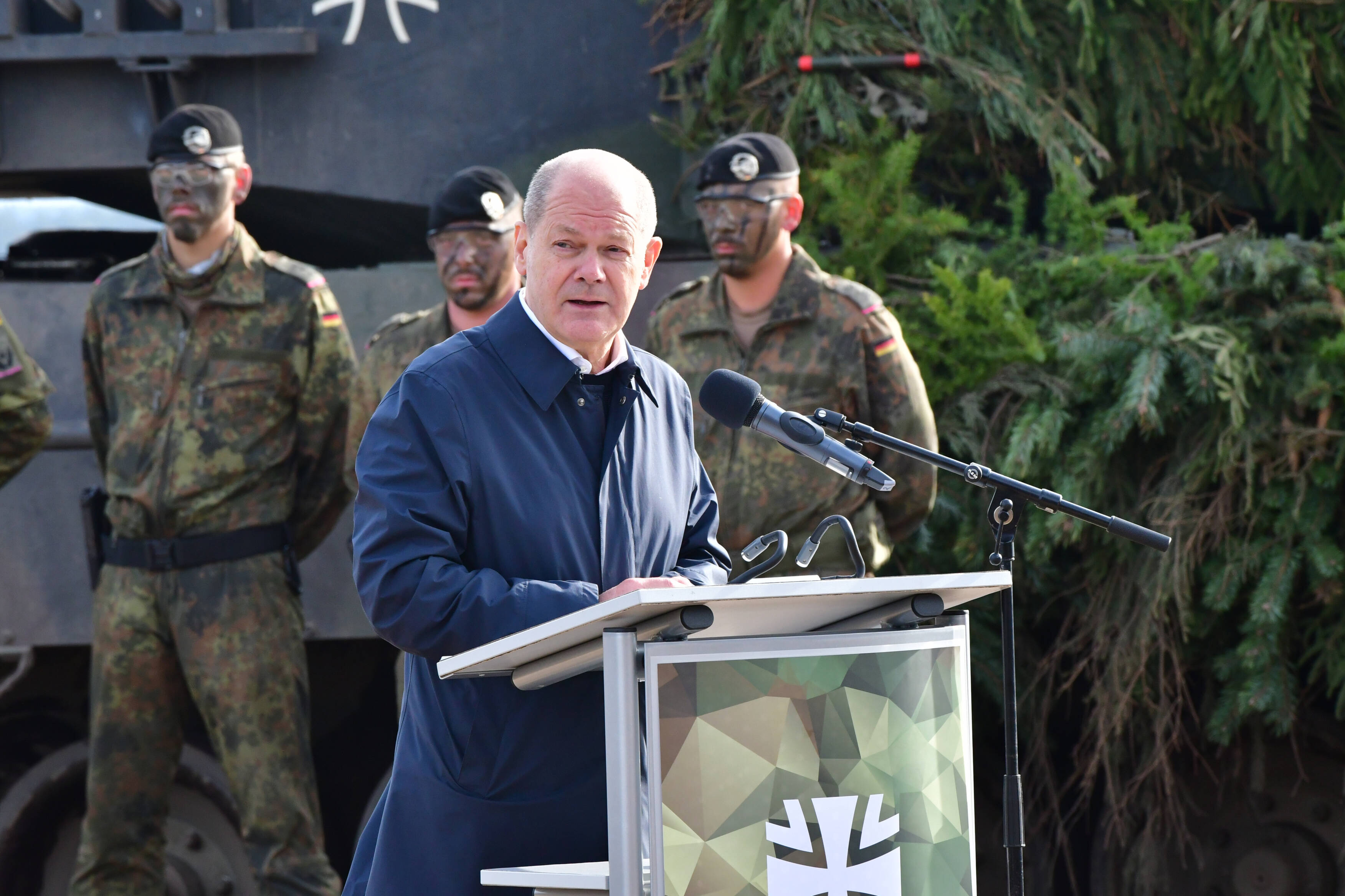 Waffenlieferungen an die Ukraine – der Bundeskanzler Olaf Scholz entscheidet, hier bei einem Besuch der Bundeswehr in der Lüneburger Heide im Oktober 2022.