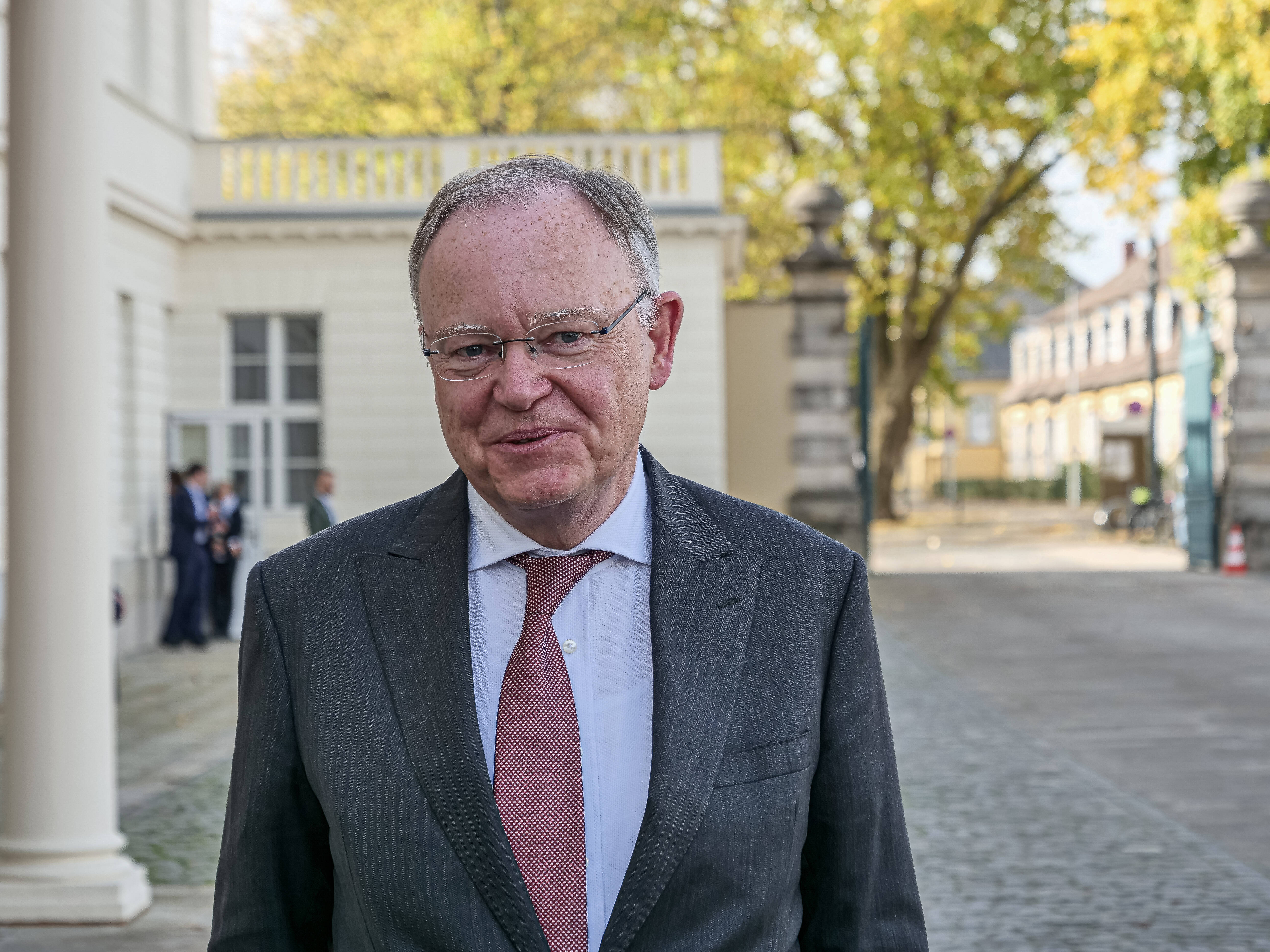 Steht vor seiner dritten Amtszeit: Ministerpräsident Stephan Weil (SPD), hier vor der Staatskanzlei in Hannover am 20.10.2022