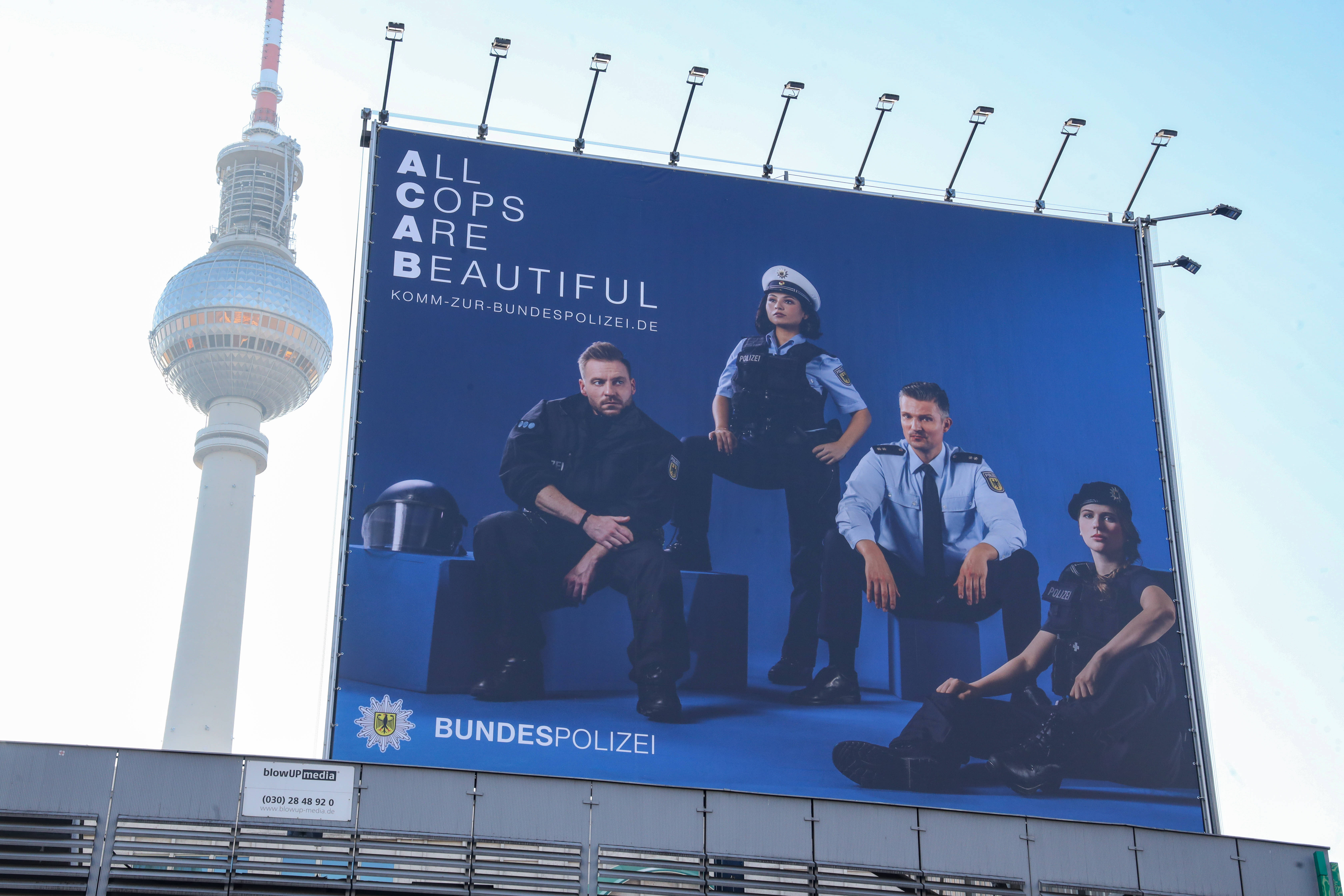 Die Bundespolizei: Auch sie hat Nachwuchsprobleme und wirbt um neue Polizist*innen, wie hier am Alexanderplatz in Berlin, mit großflächigen Plakaten.