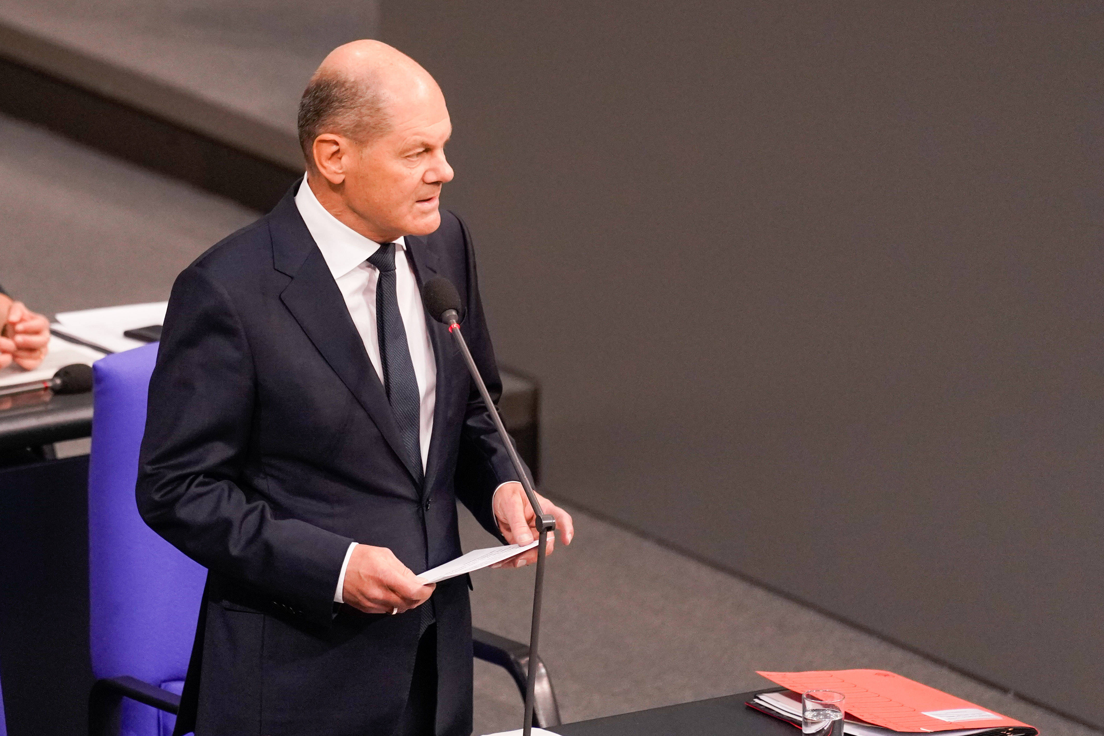 Bundeskanzler Olaf Scholz hat am Mittwoch im Bundestag die Entscheidung begründet, der Ukraine Kampfpanzer zu liefern.