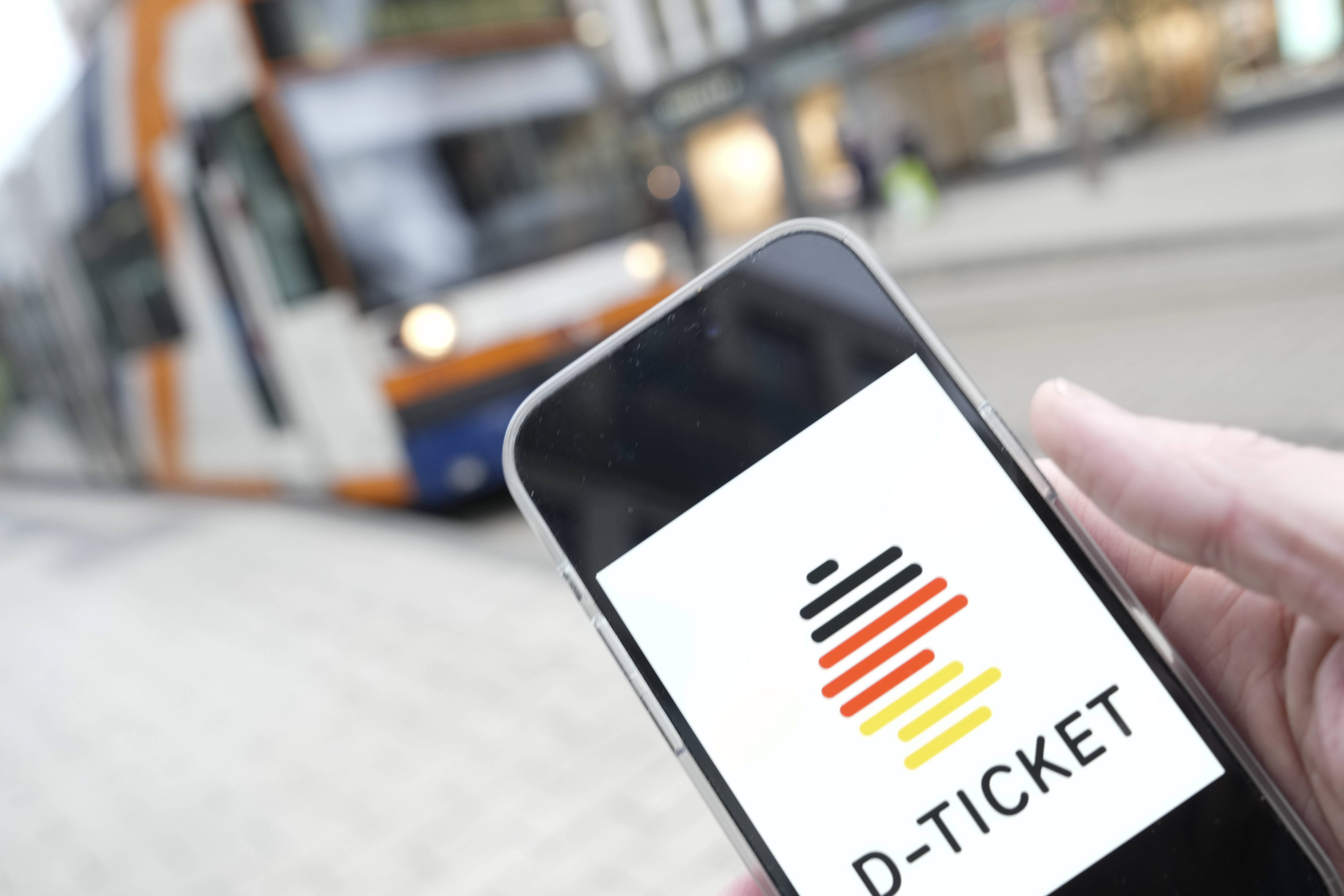 Eine Fahrkarte für das ganze Land: Langfristig soll das Deutschlandticket vor allem digital ausgestellt werden, sagt SPD-Fraktionsvize Detlef Müller.