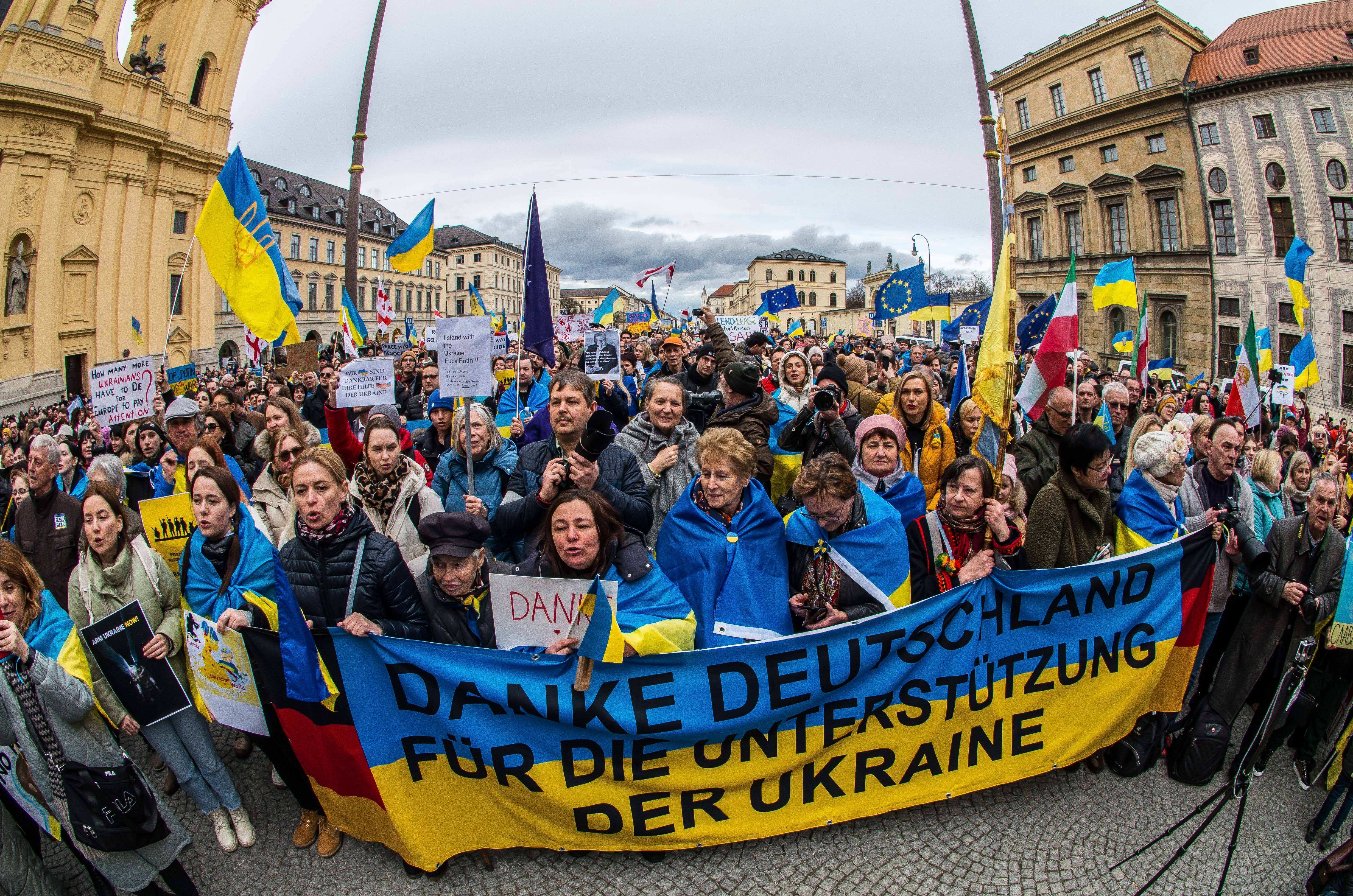 Starkes Zeichen: Ukrainer*innen bedanken sich am 18.02.2022 in München für die umfassende Hilfe Deutschlands.