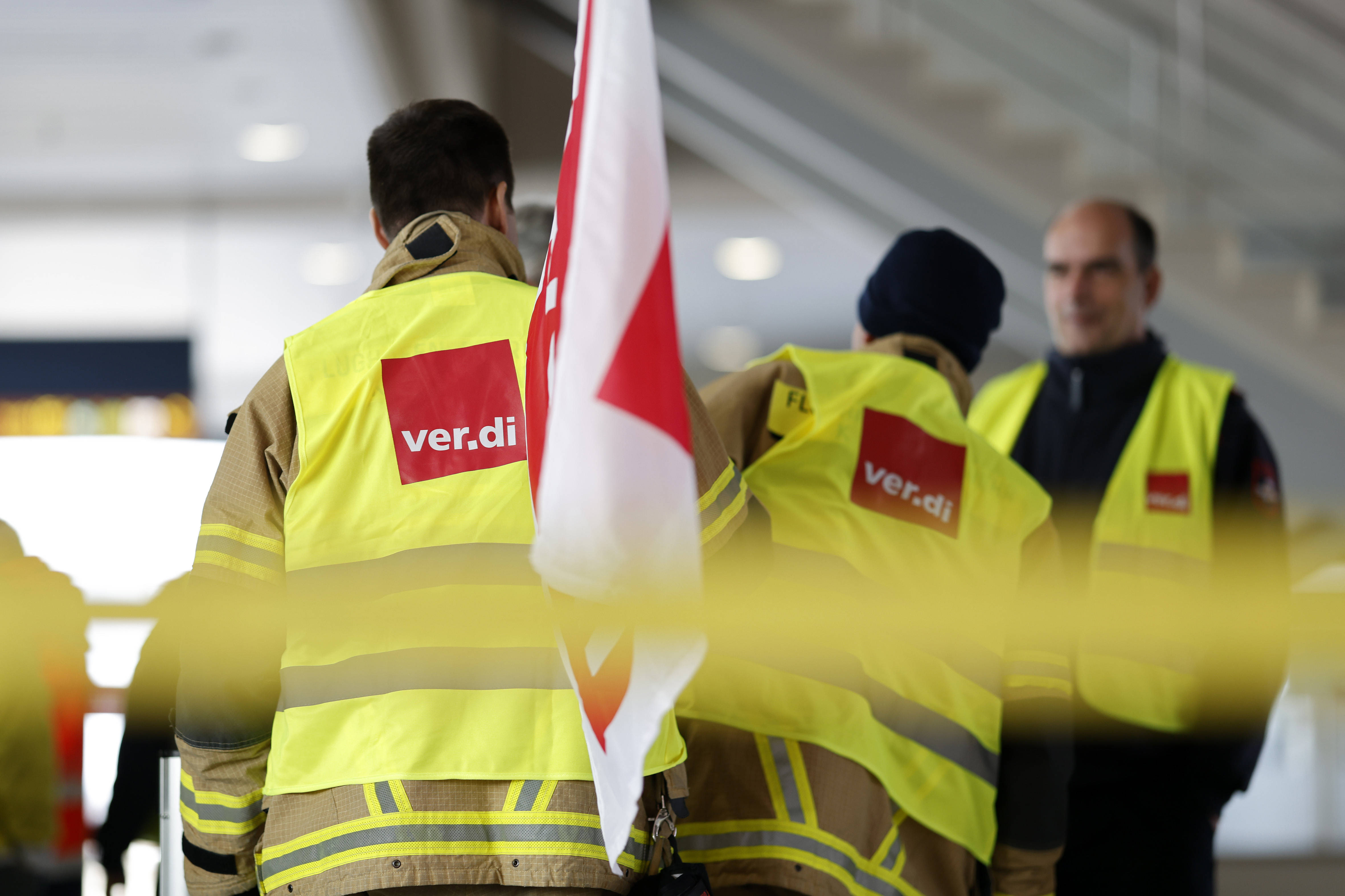 Warnstreiks der Gewerkschaft ver.di sorgen für Ausfälle am Flughafen Köln/Bonn.