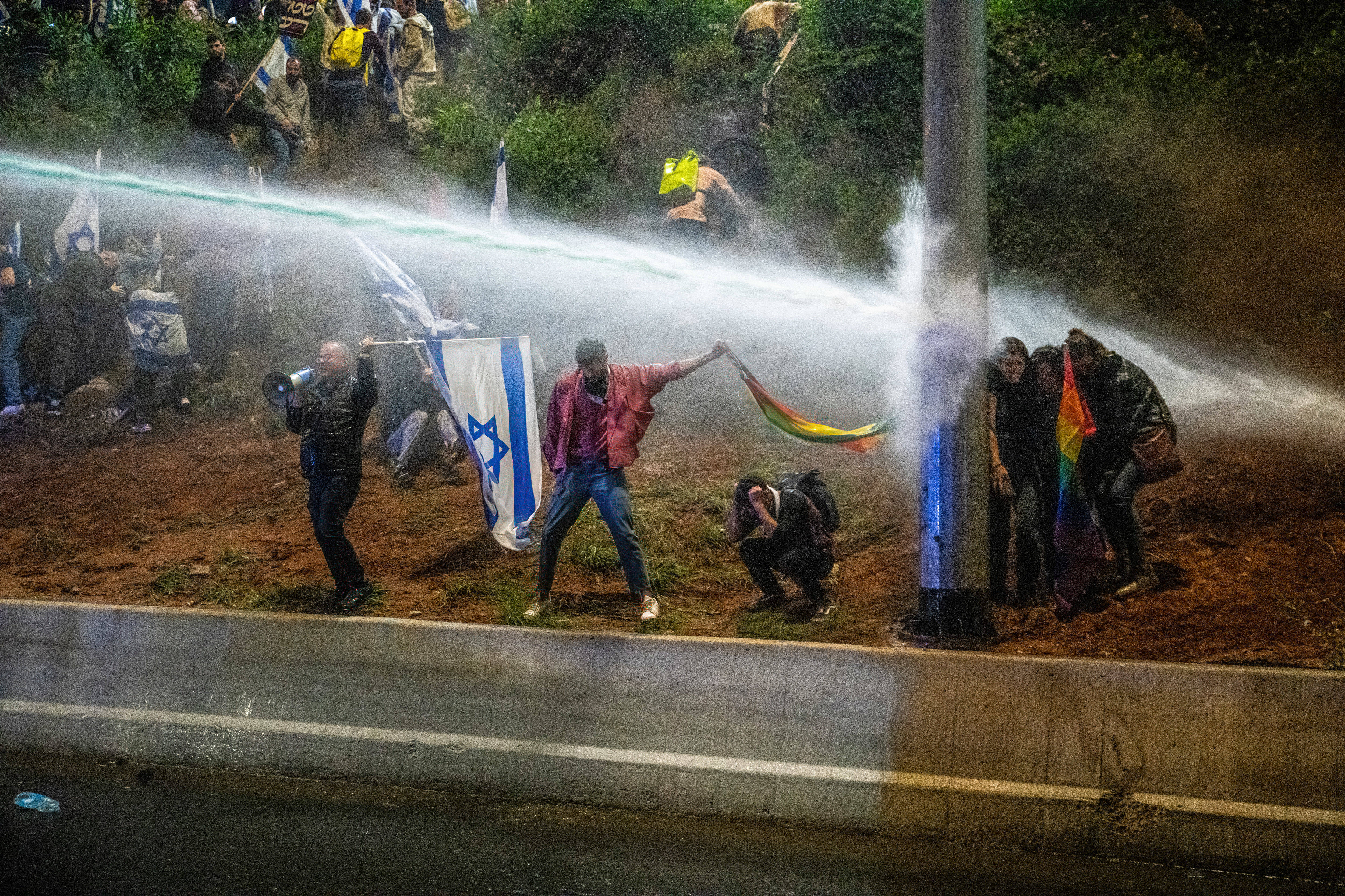 Die Polizei attackiert mit Wasserwerfern Menschen, die gegen Netanyahus umstrittene Justizreform in Israel demonstrieren.