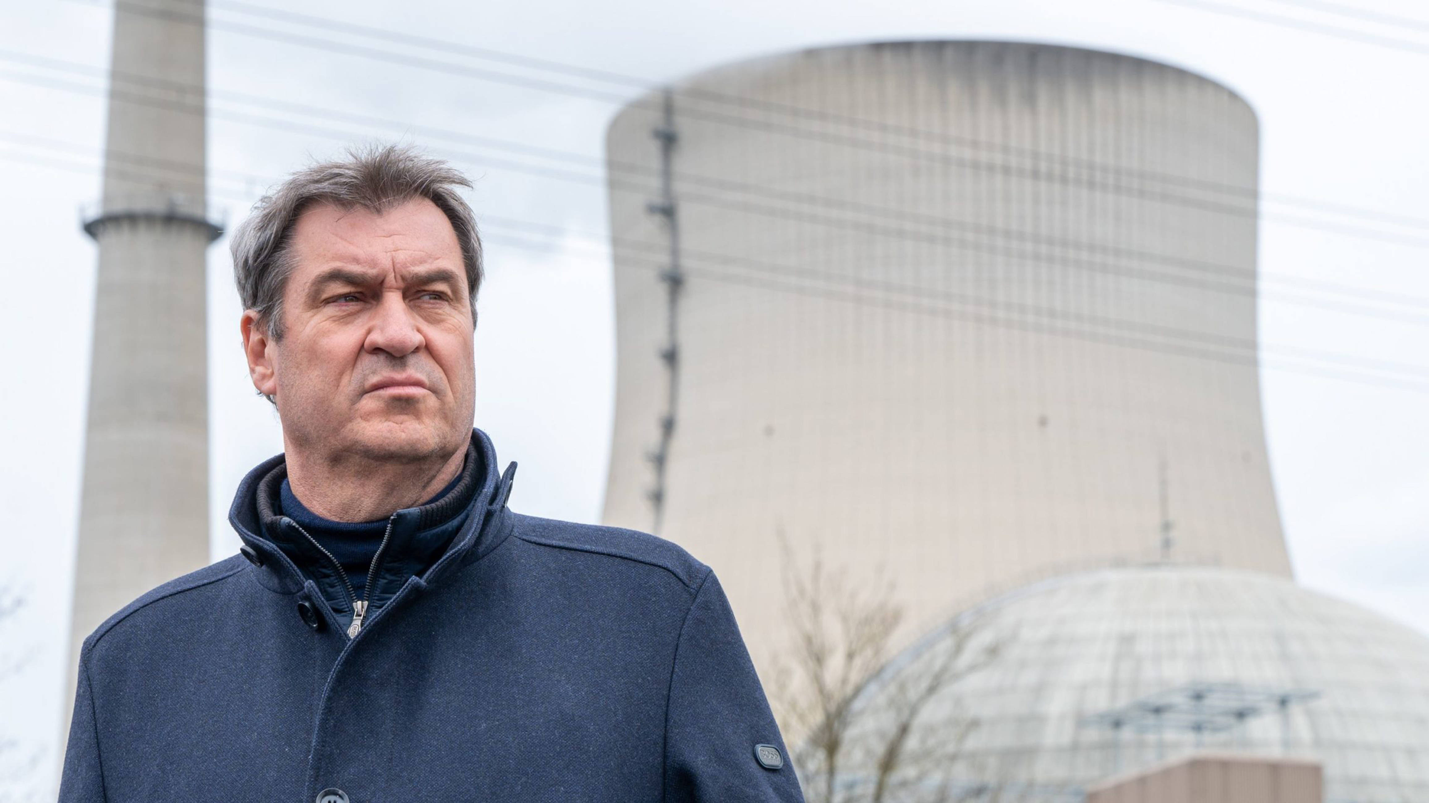 Der bayerische Ministerpräsident Markus Söder vor dem Atomkraftwerk Isar 2.