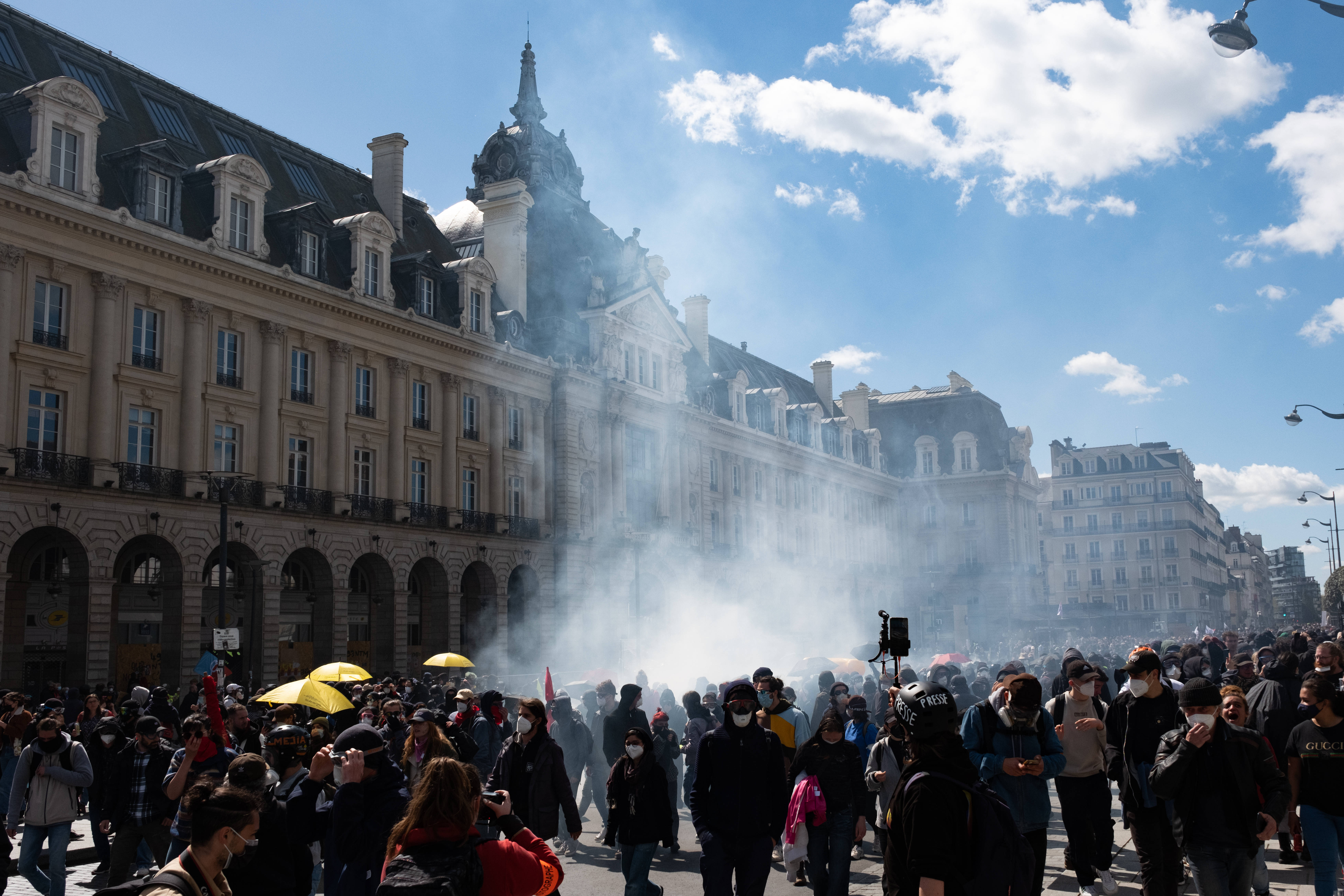 Die Proteste gegen Macrons Rentenreform eskalieren: In Rennes brannten am 15. April 2023 die Türen einer Polizeistation und des Kongresszentrums.