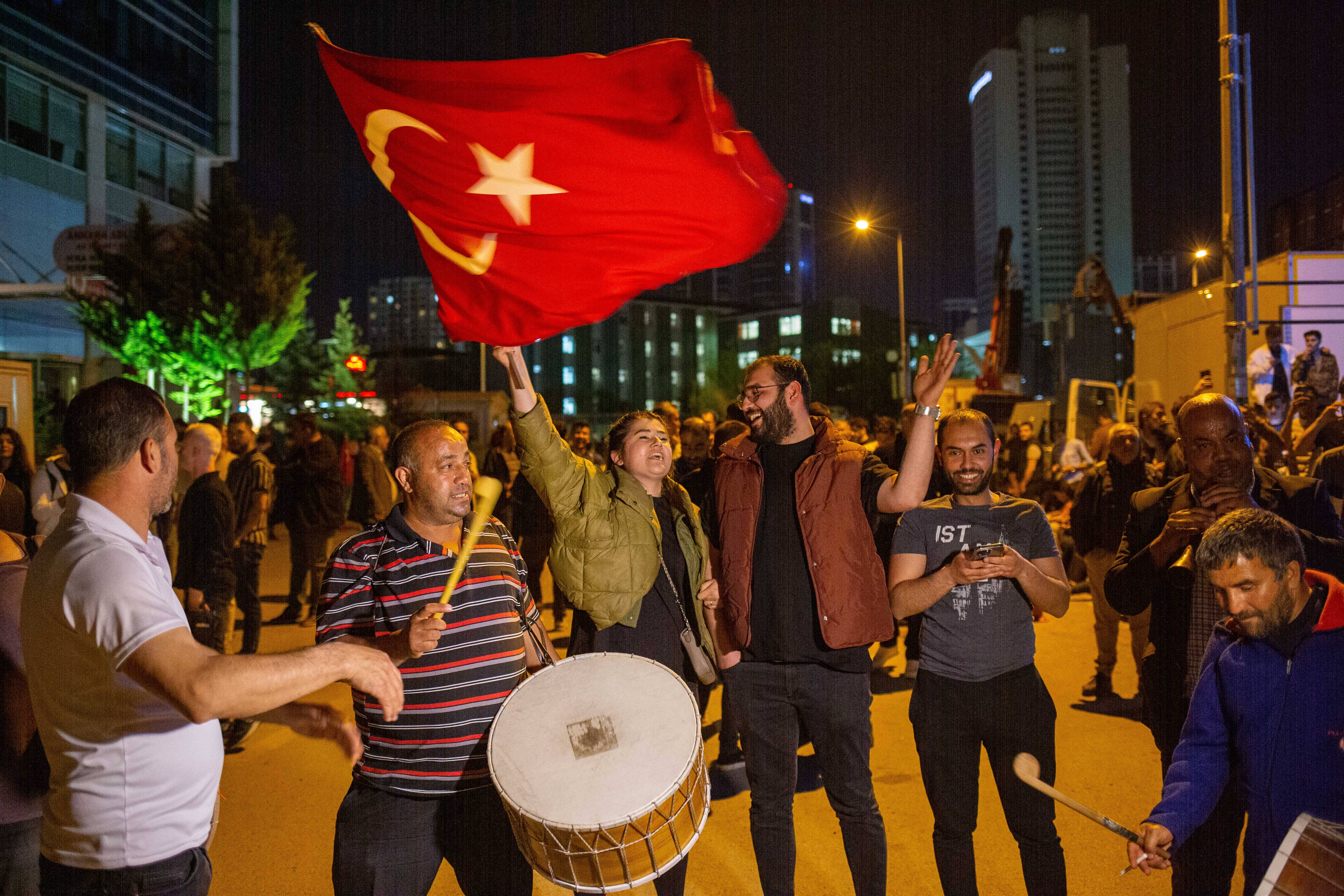 Die CHP-Anhänger*innen hoffen auf einen Sieg ihres Vorsitzenden Kemal Kılıçdaroğlu gegen Präsident Recep Tayyip Erdoğan in der Stichwahl.