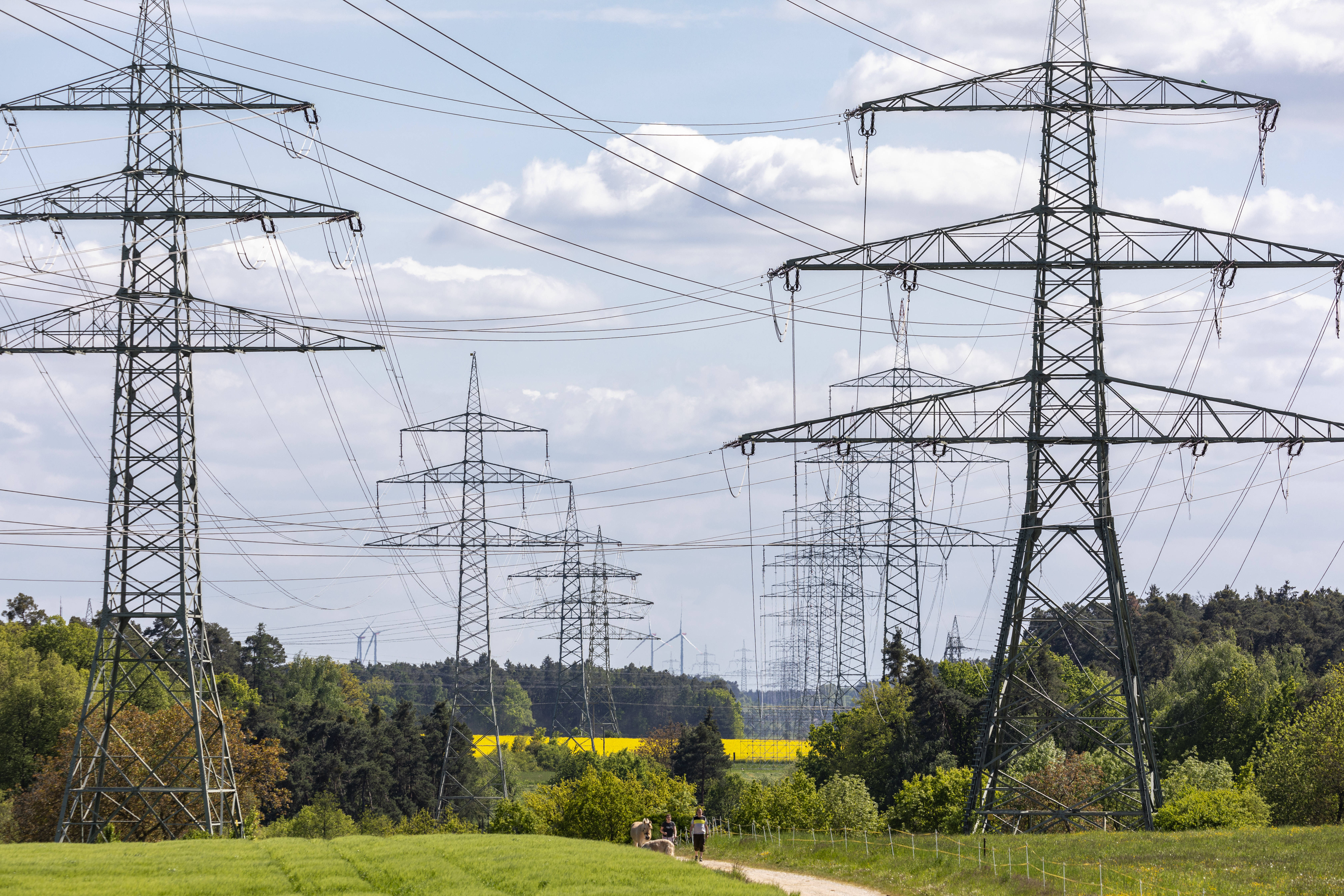 Unter Strom: Wirtschaft und Politik fordern einen Industriestrompreis für Unternehmen.