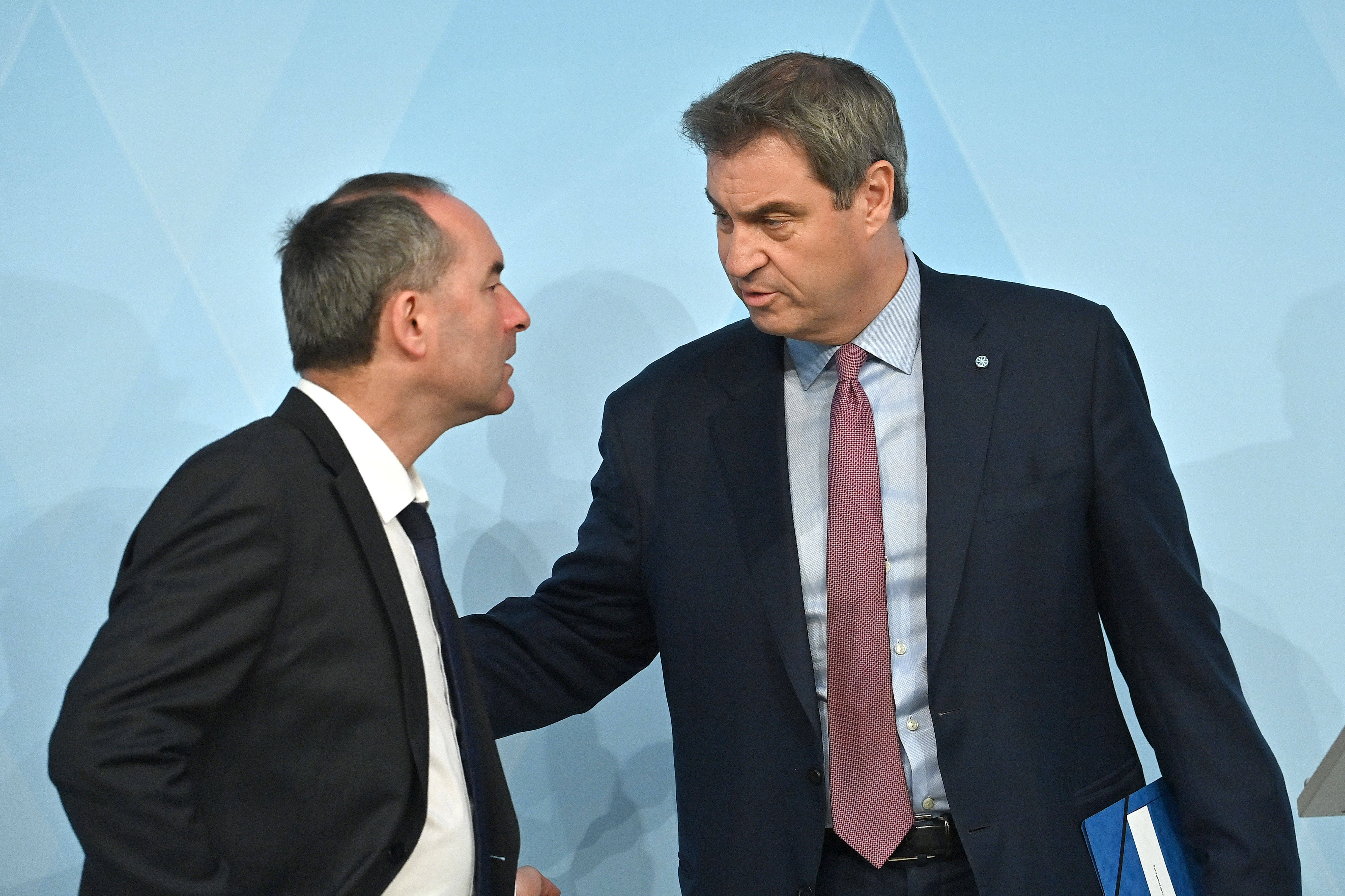 Halten zusammen: Bayerns Ministerpräsident Markus Söder (r.) und sein Stellvertreter Hubert Aiwanger