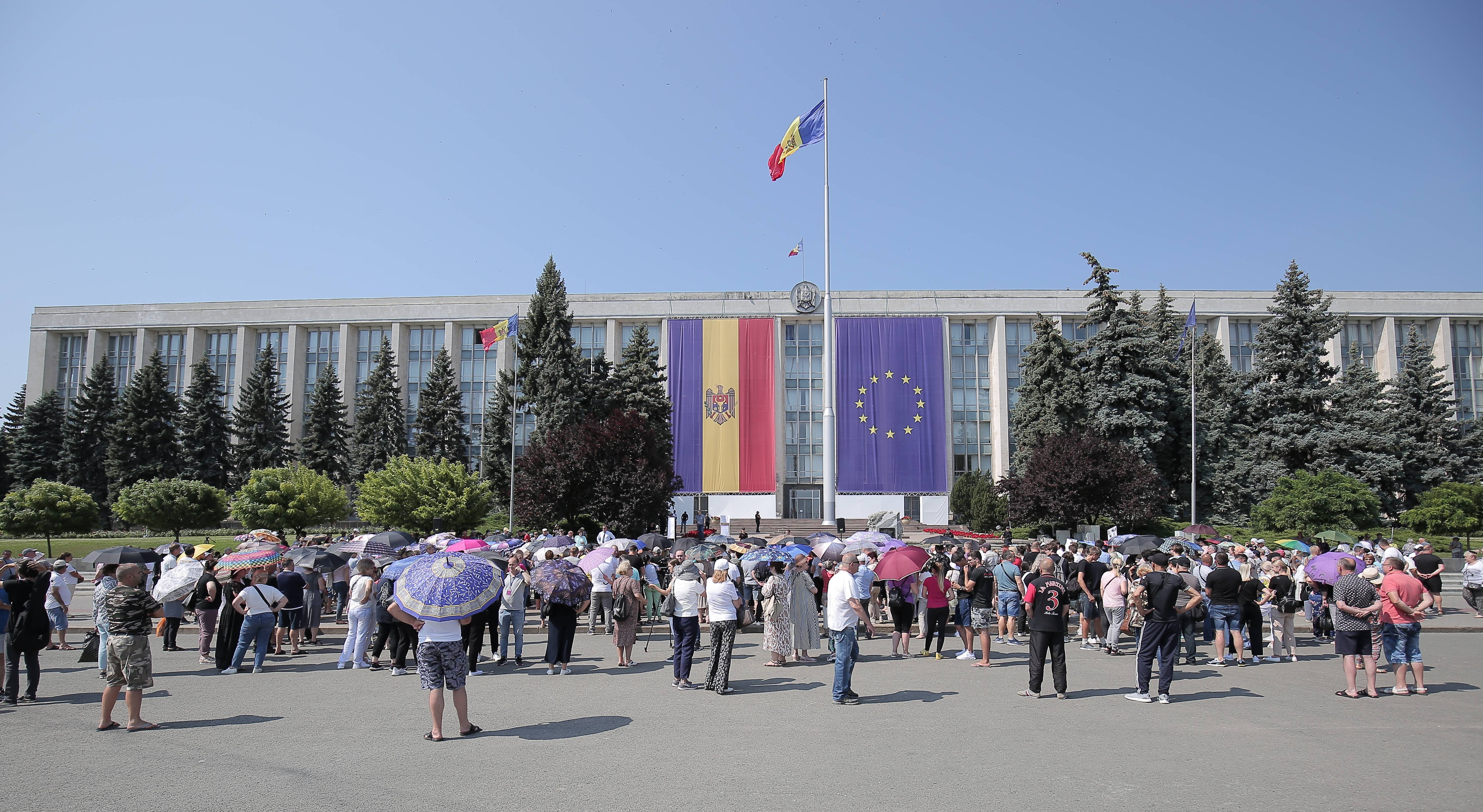 Moldauische und europäische Flagge am Verfassungsgericht in Chisinau: Zwischen 53 und 60 Prozent der Moldauer*innen wünschen sich einen EU-Beitritt ihres Landes.