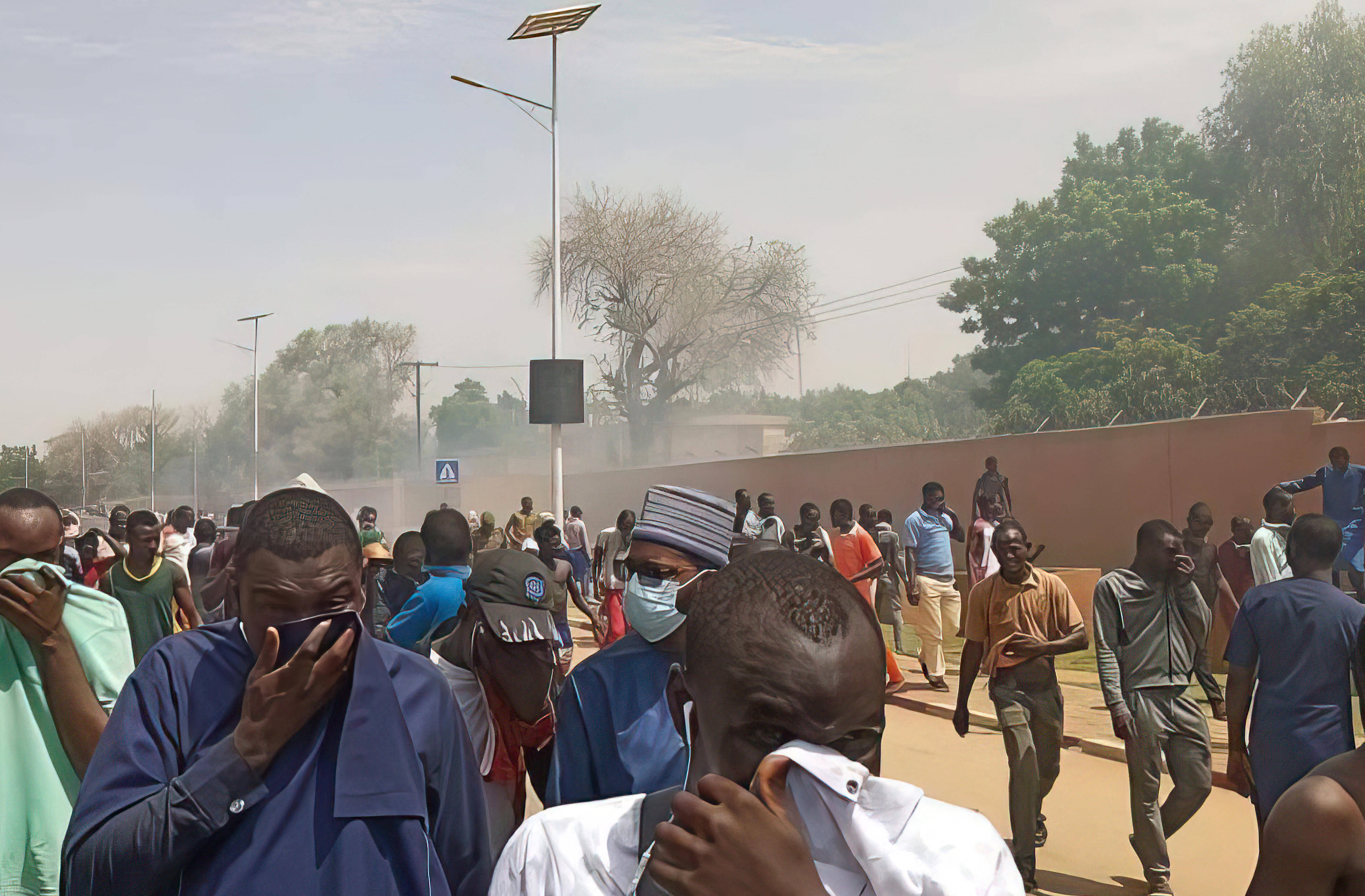Tränengas-Einsatz vor der französischen Botschaft: Der Niger kommt nach dem Militärputsch nicht zur Ruhe.