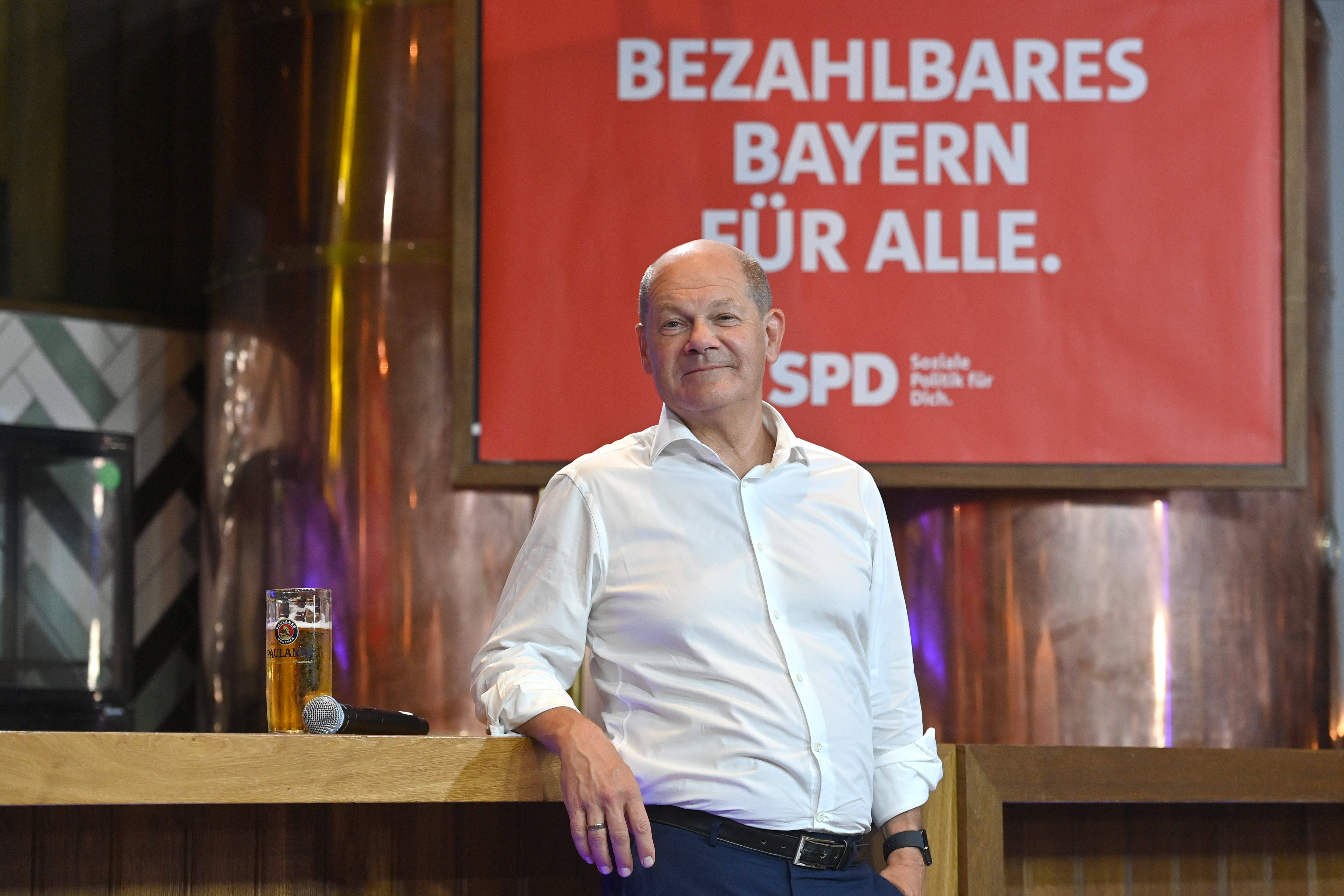 Biertheke statt Bühne: Bundeskanzler Olaf Scholz beim Bürgerdialog auf dem Münchner Nockherberg.