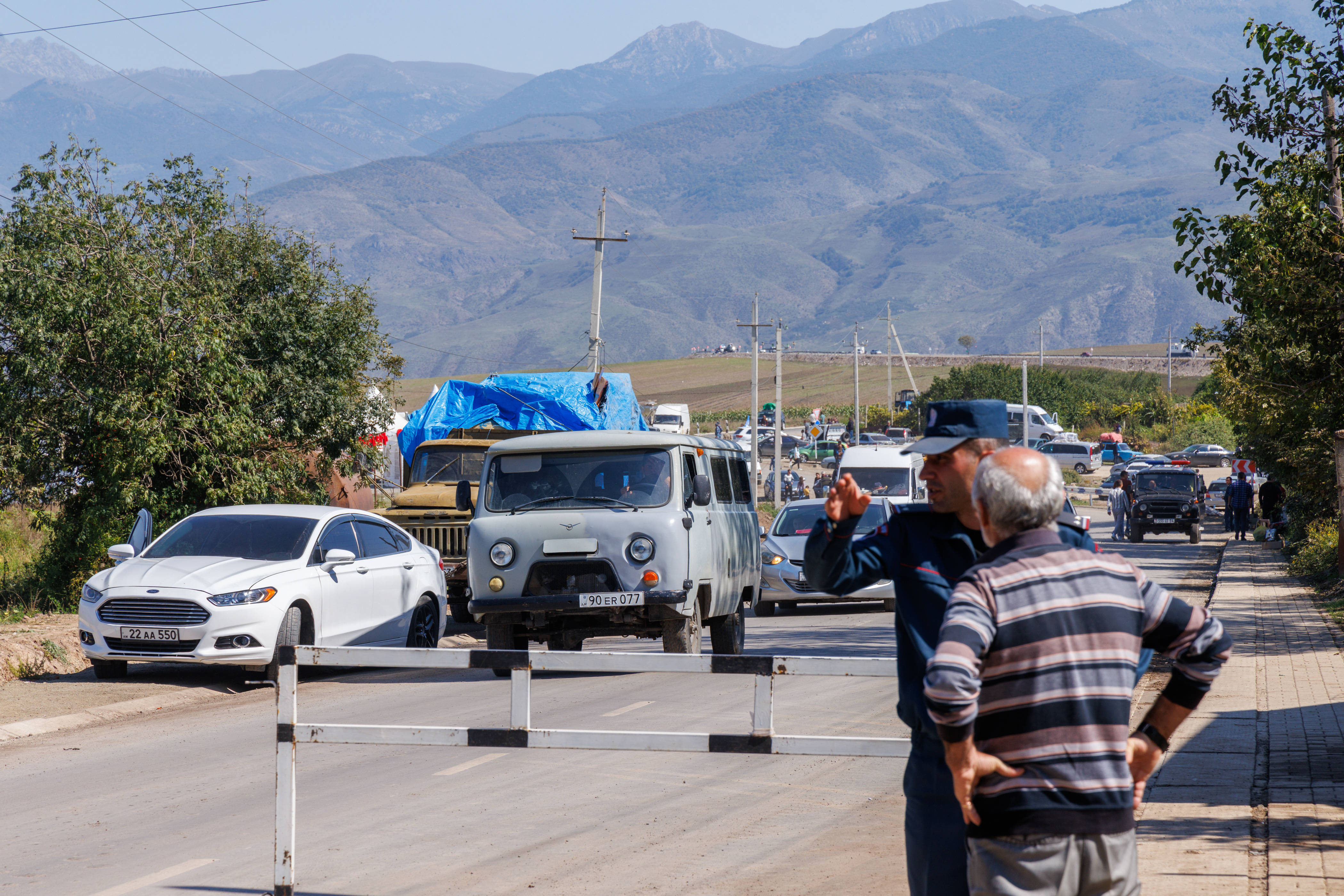 Flüchtende Armenier*innen aus Bergkarabach Ende September: Es droht die Gefahr einer ethnischen Säuberung durch Vertreibung.