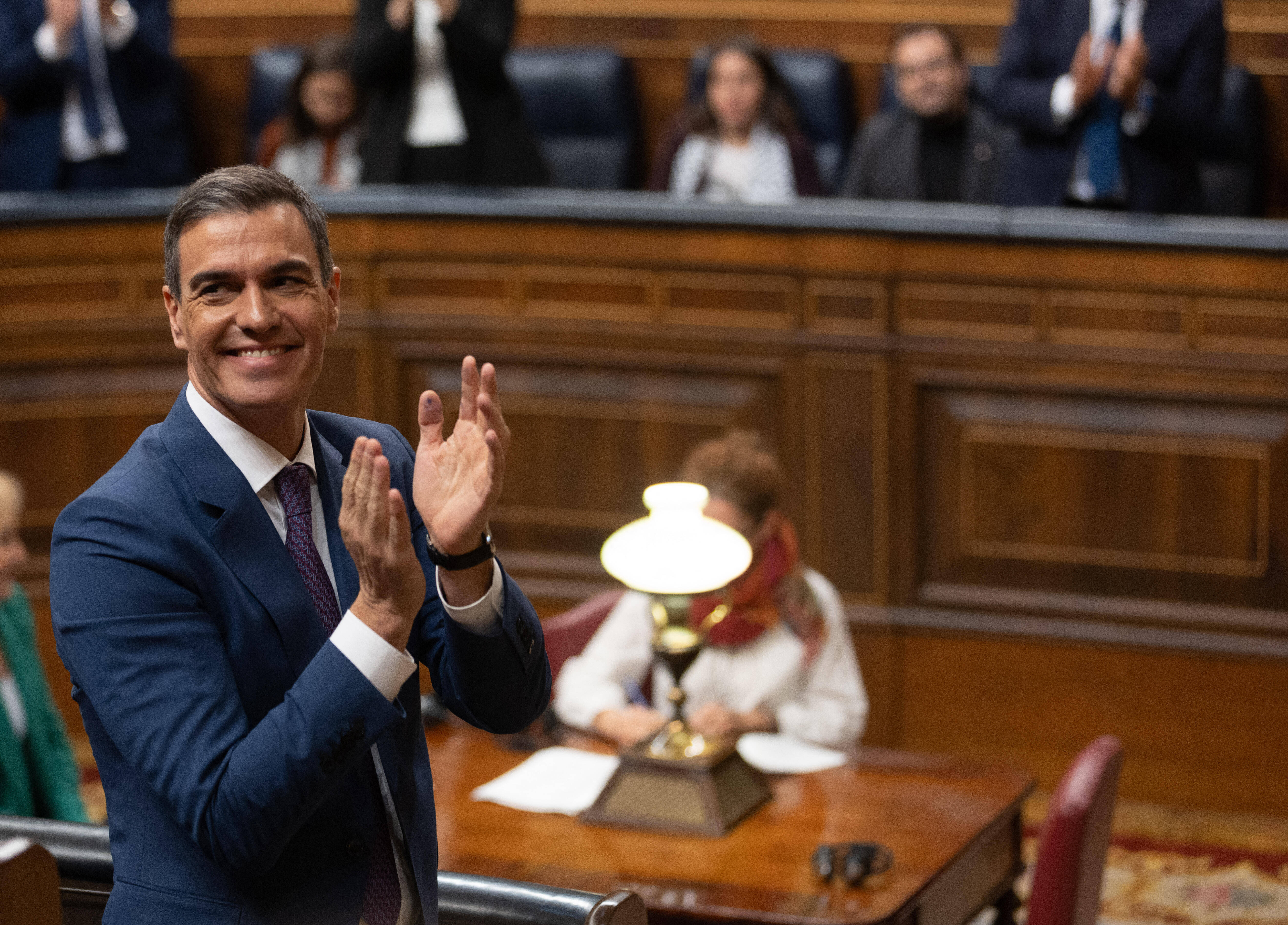 Bleibt Ministerpräsident Spaniens: Pedro Sánchez nach seiner Wiederwahl im Parlament am Donnerstag
