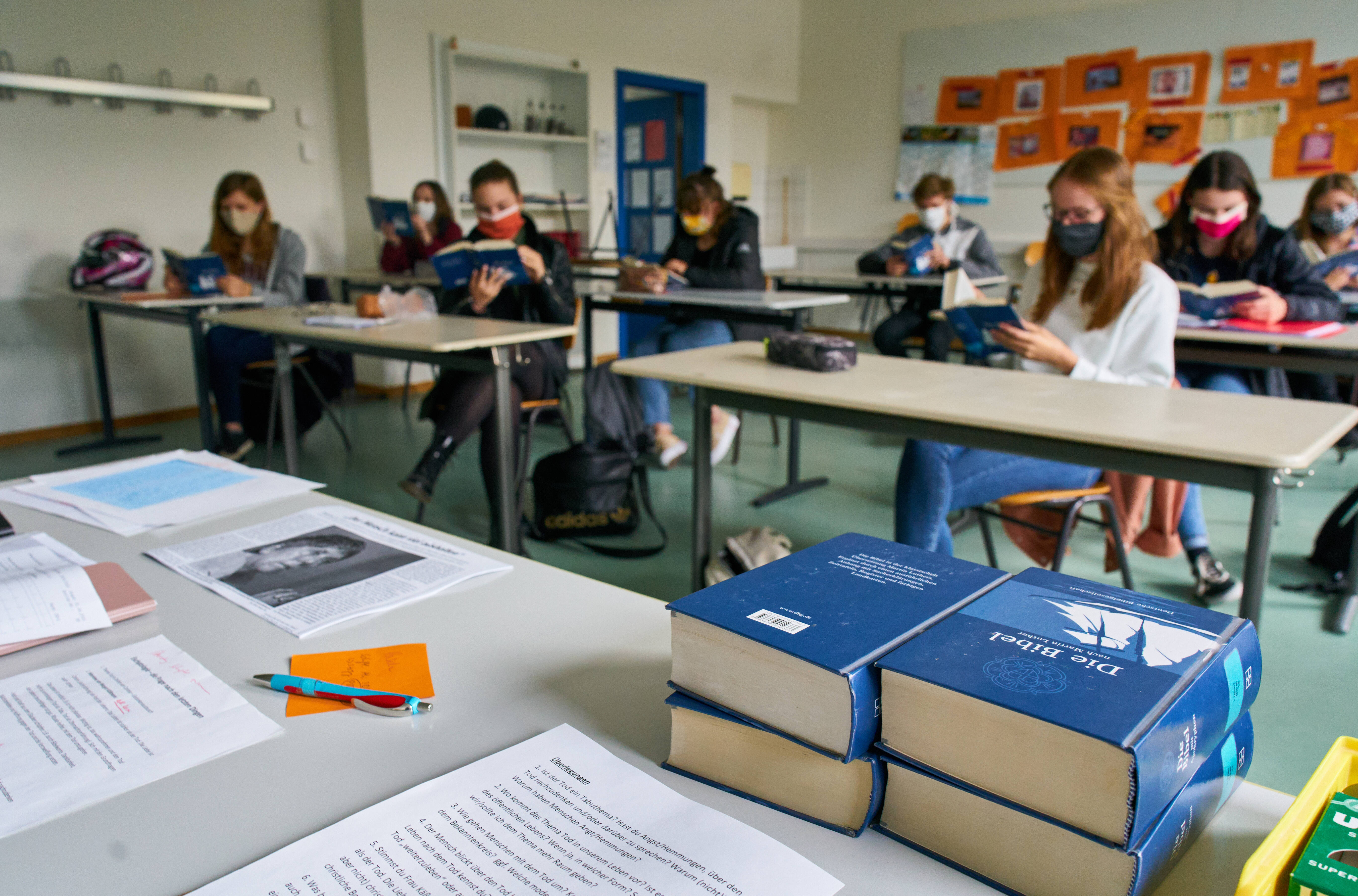 Zurück in die Schule, aber mit Abstand: Die Kultusminister*innen haben sich auf einen Rahmenplan für die Schulöffnung in der Corona-Pandemie verständigt.