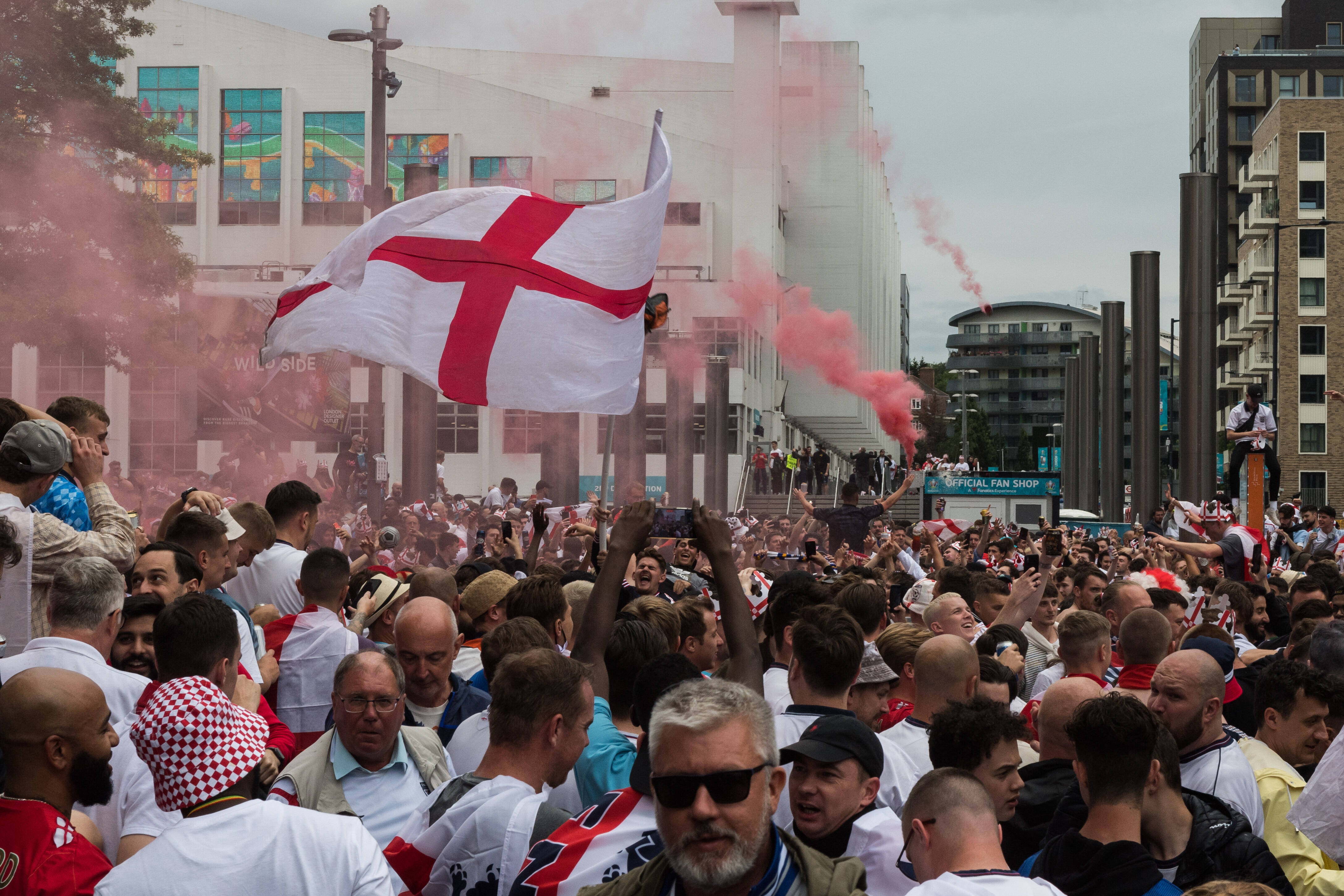 Großbritannien will wenige Tage nach der Fußball-Europameisterschaft alle Corona-Schutzmaßnahmen aufheben.