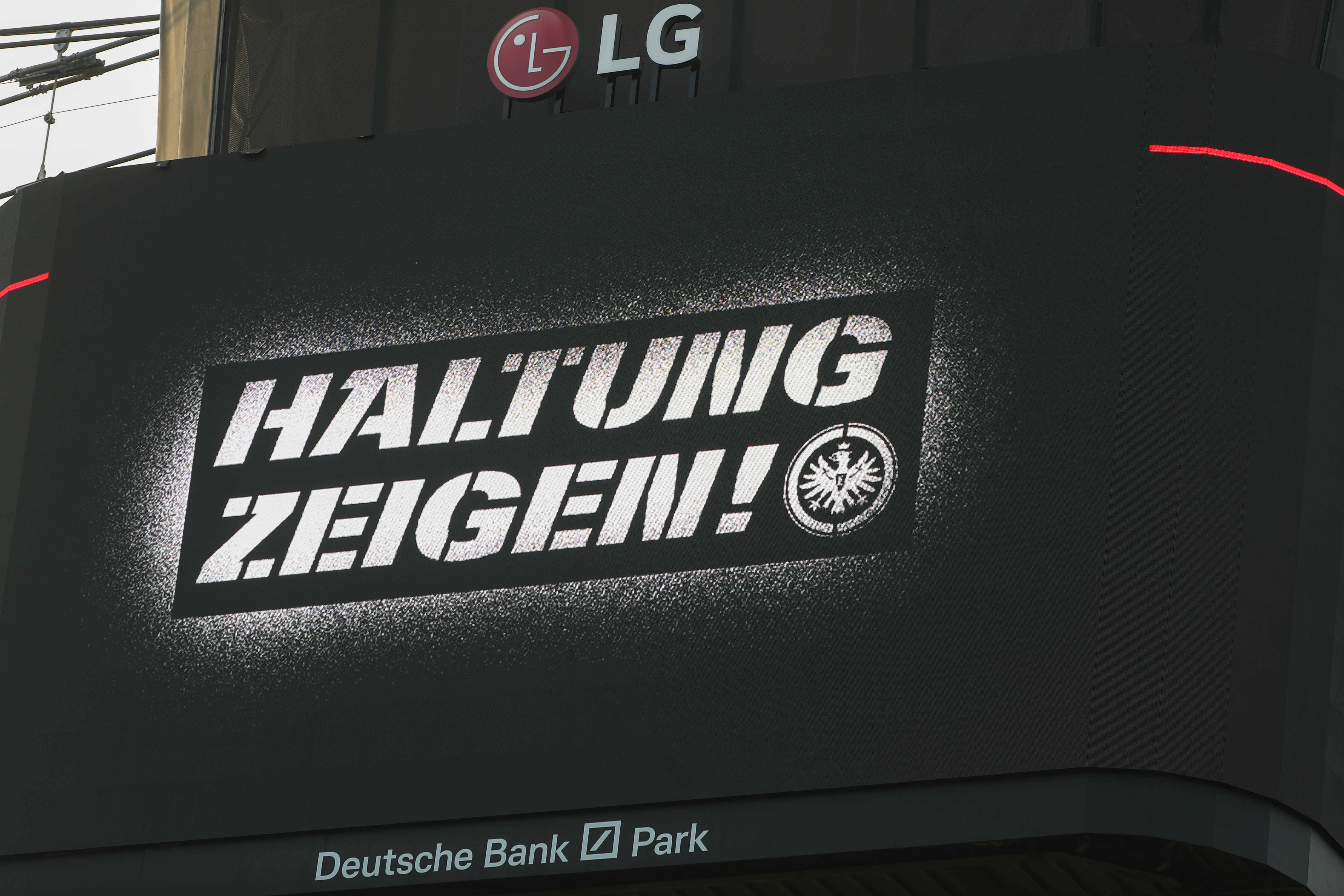 „Haltung zeigen“ – das Motto der Internationalen Wochen gegen Rassismus – prangt auf dem Videowürfel beim Heimspiel des Fußball-Bundesligisten Eintracht Frankfurt.