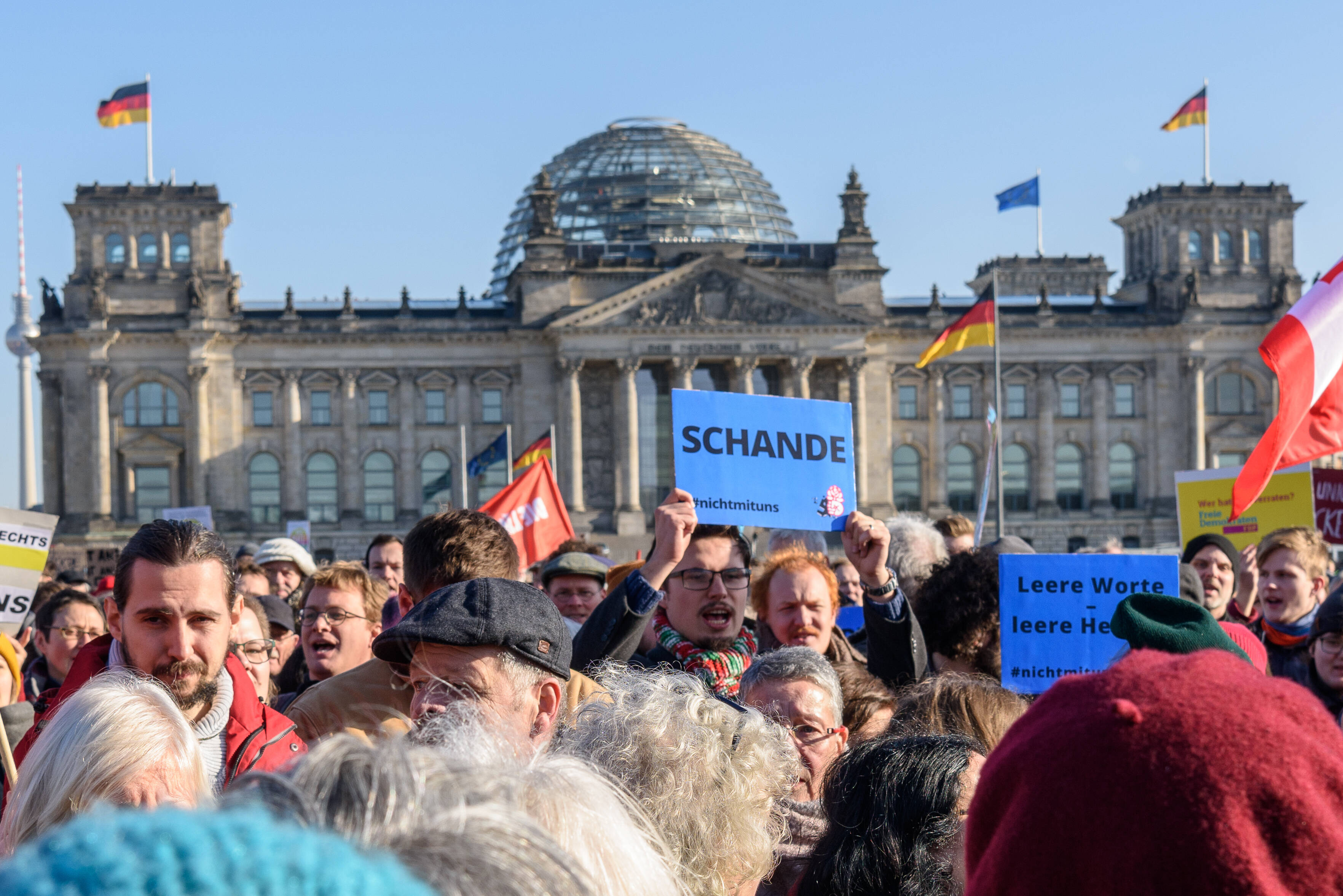 Demonstration vor dem Reichstagsgebäude in Berlin nach dem sogenannten „Dammbruch“, der Zusammenarbeit von FDP, AfD und CDU in Thüringen im Februar 2020.