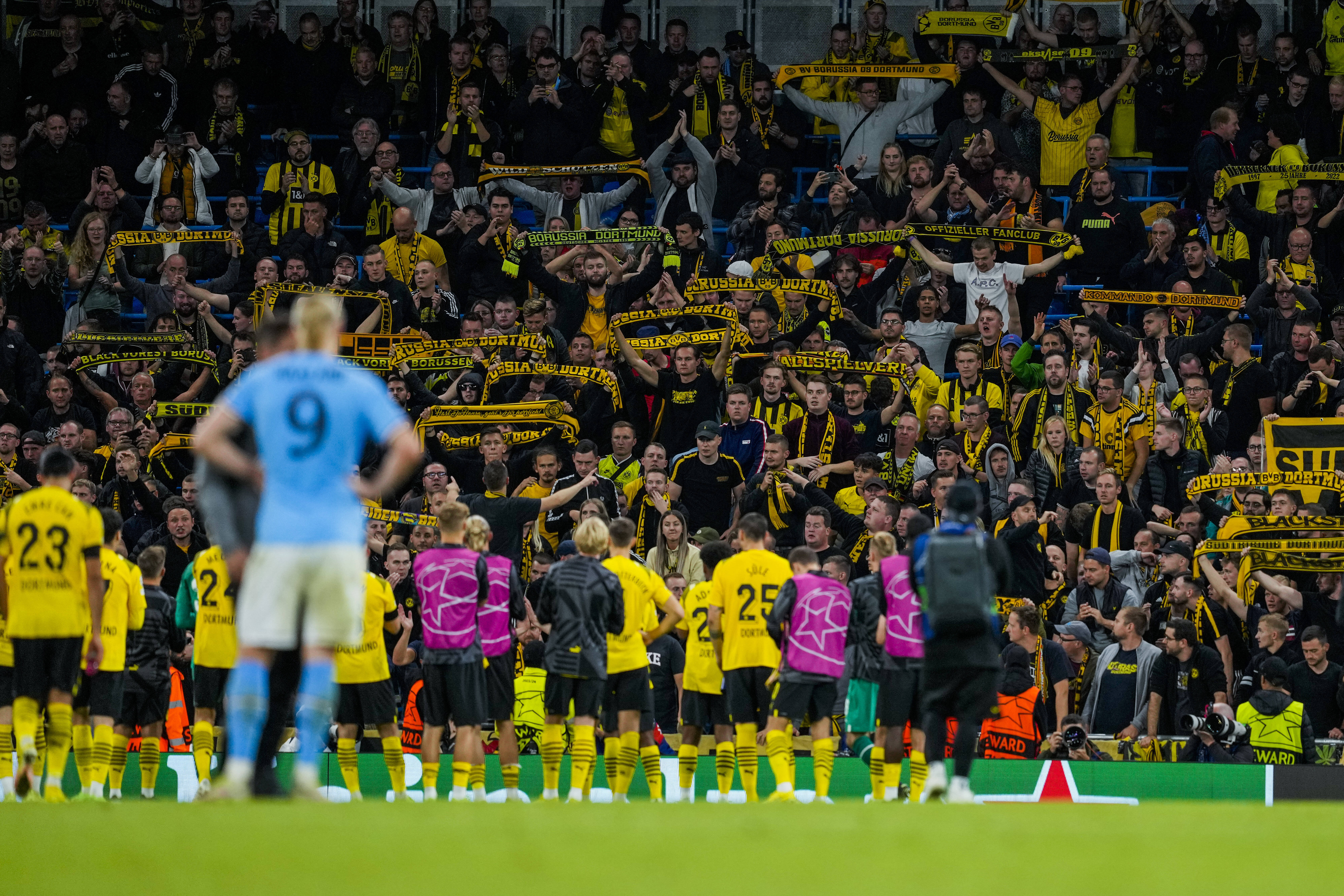 Wie muss sich der Fußball verändern? Fannähe ist ein zentraler Aspekt, sagt Buch-Autor Steffen Löhr.