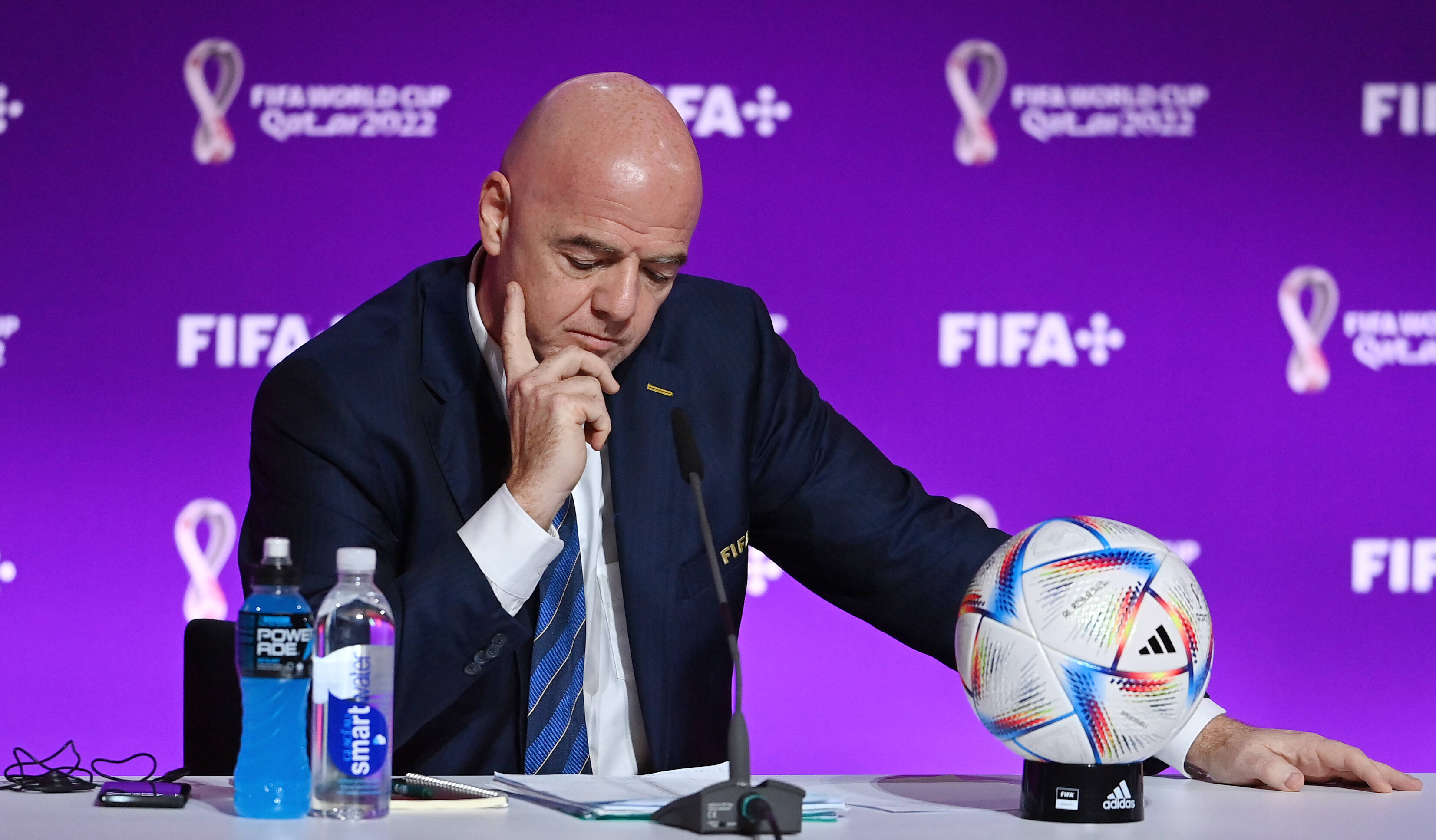 Deutliche Kritik an FIFA-Präsident Gianni Infantino und der WM in Katar äußern SPD-Generalsekretär Kevin Kühnert und die Autorin Carolin Emcke.