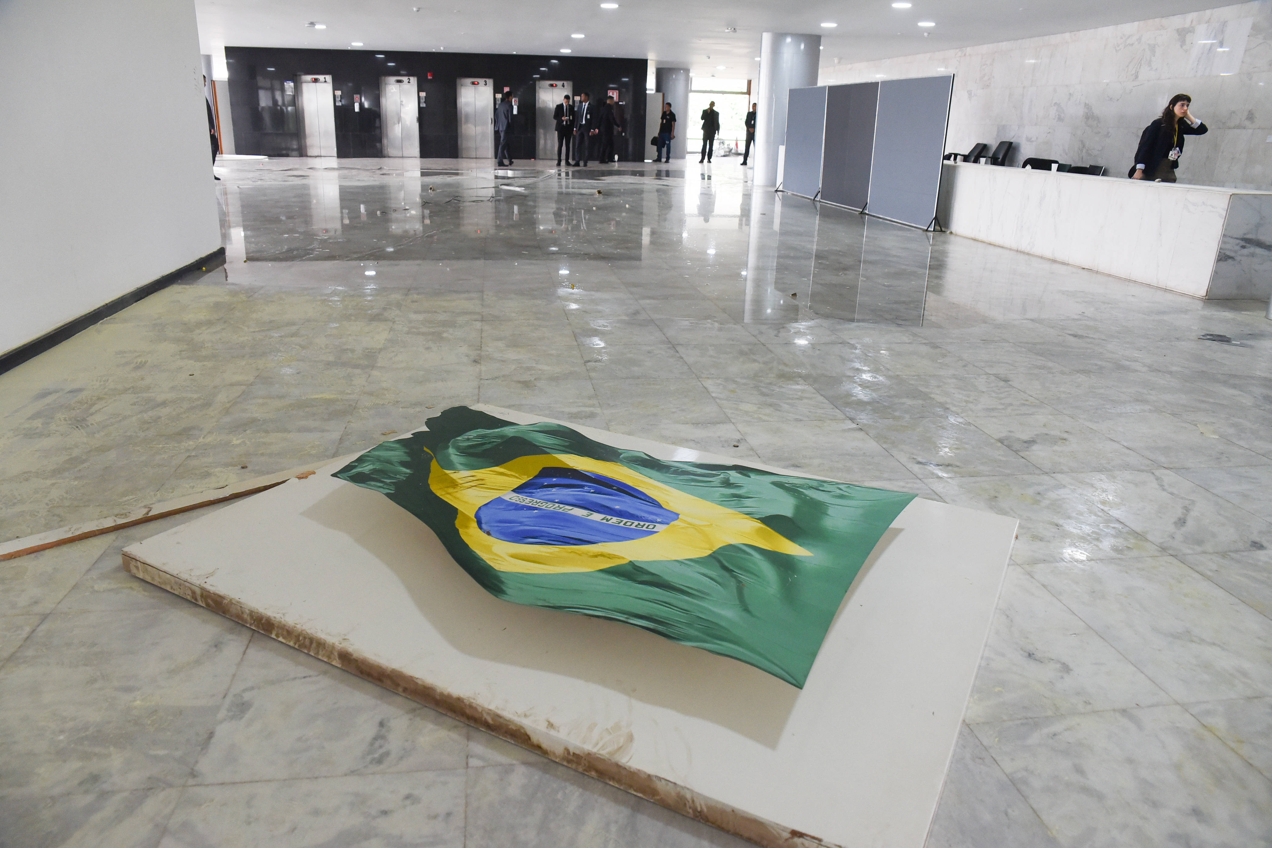 Spuren der Verwüstung in Lulas Präsidentenpalast: Am Sonntag hatten radikale Demonstrant*innen mehrere Regierungsgebäude in der brasilianischen Hauptstadt gestürmt.