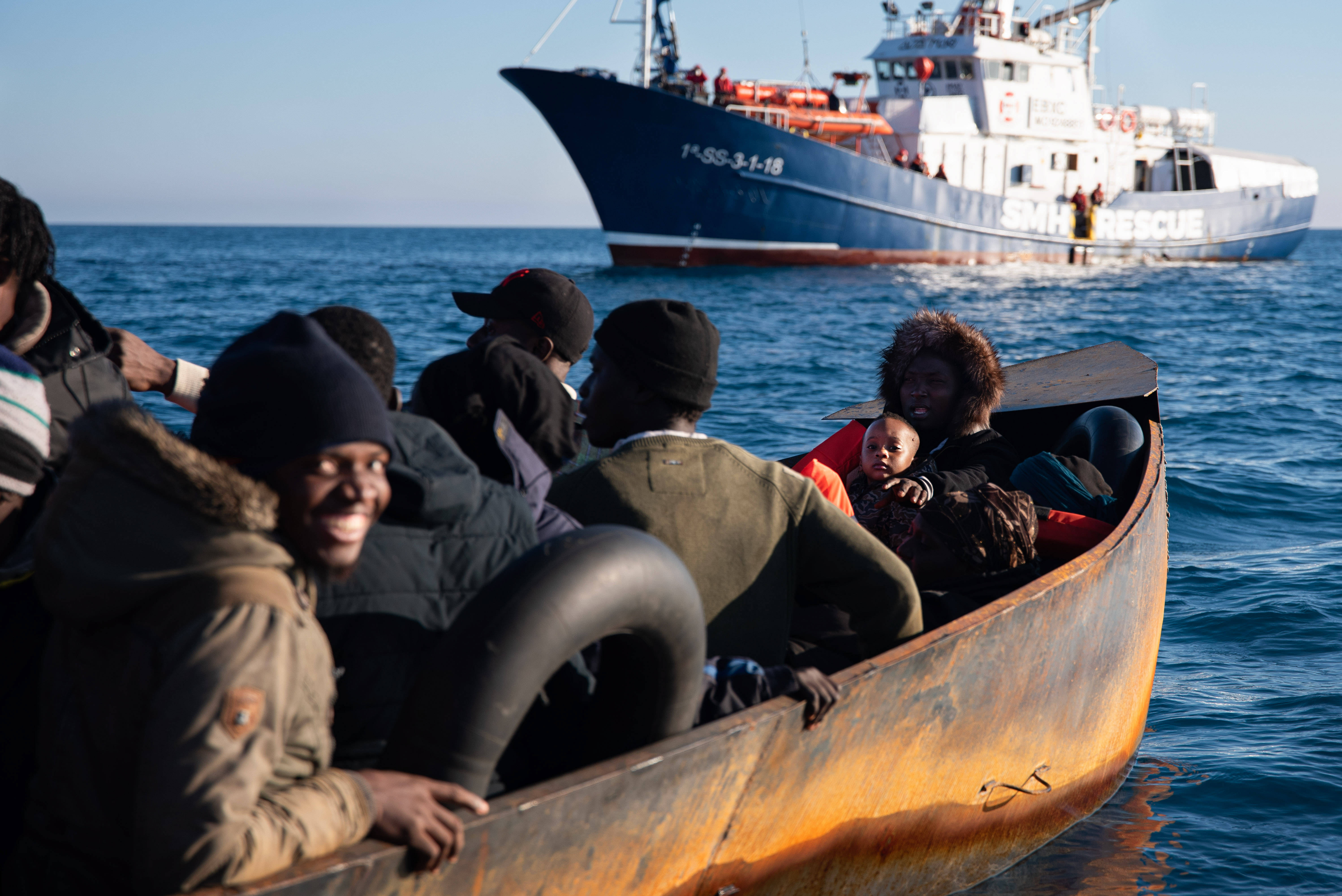 Geflüchtete auf einem Boot nahe der italienischen Insel Lampedusa im Mittelmeer.