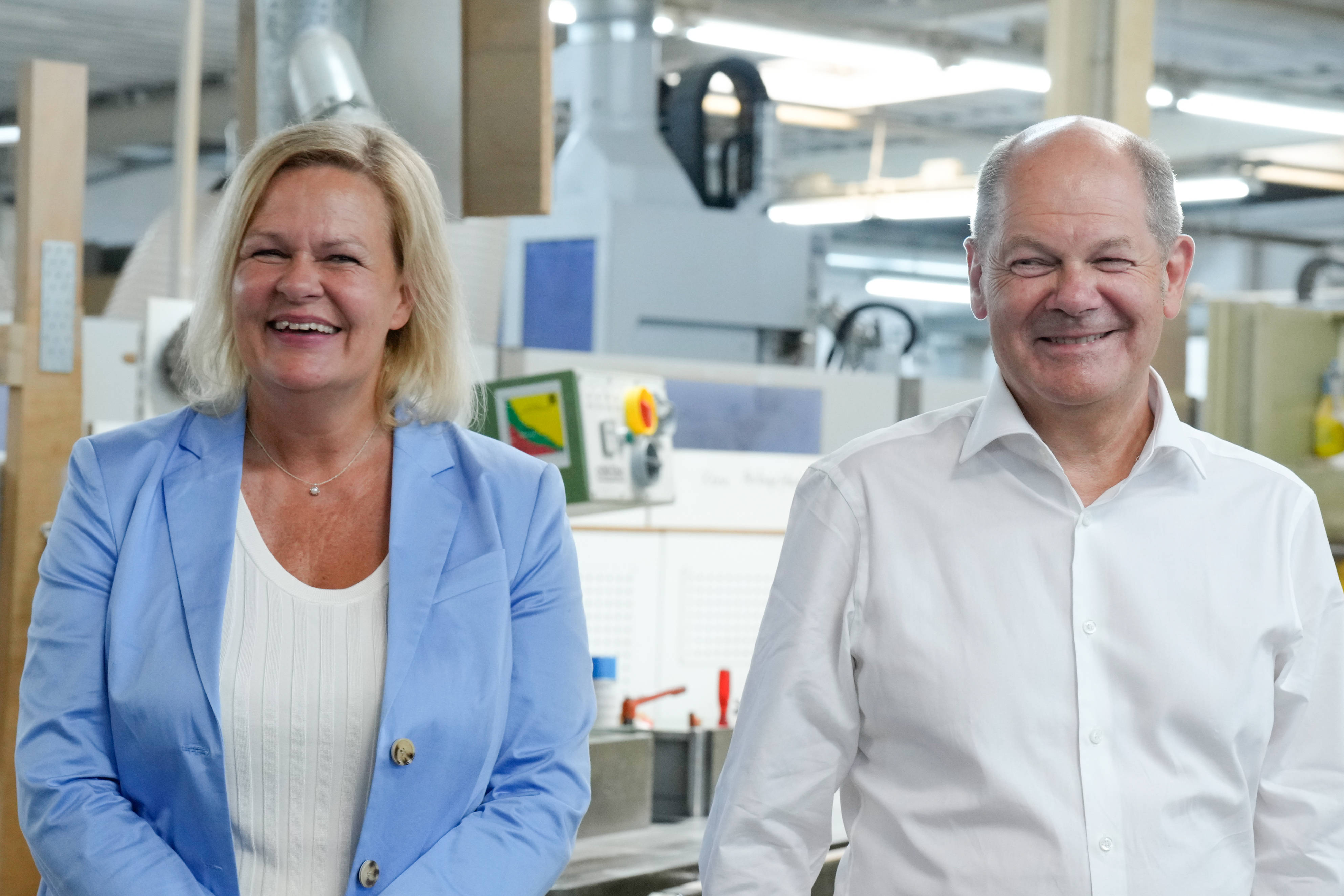 Gemeinsam auf Tour durch in Hessen: Nancy Faeser und Olaf Scholz beim Besuch einer Schreinerei in Mühlheim am Main.