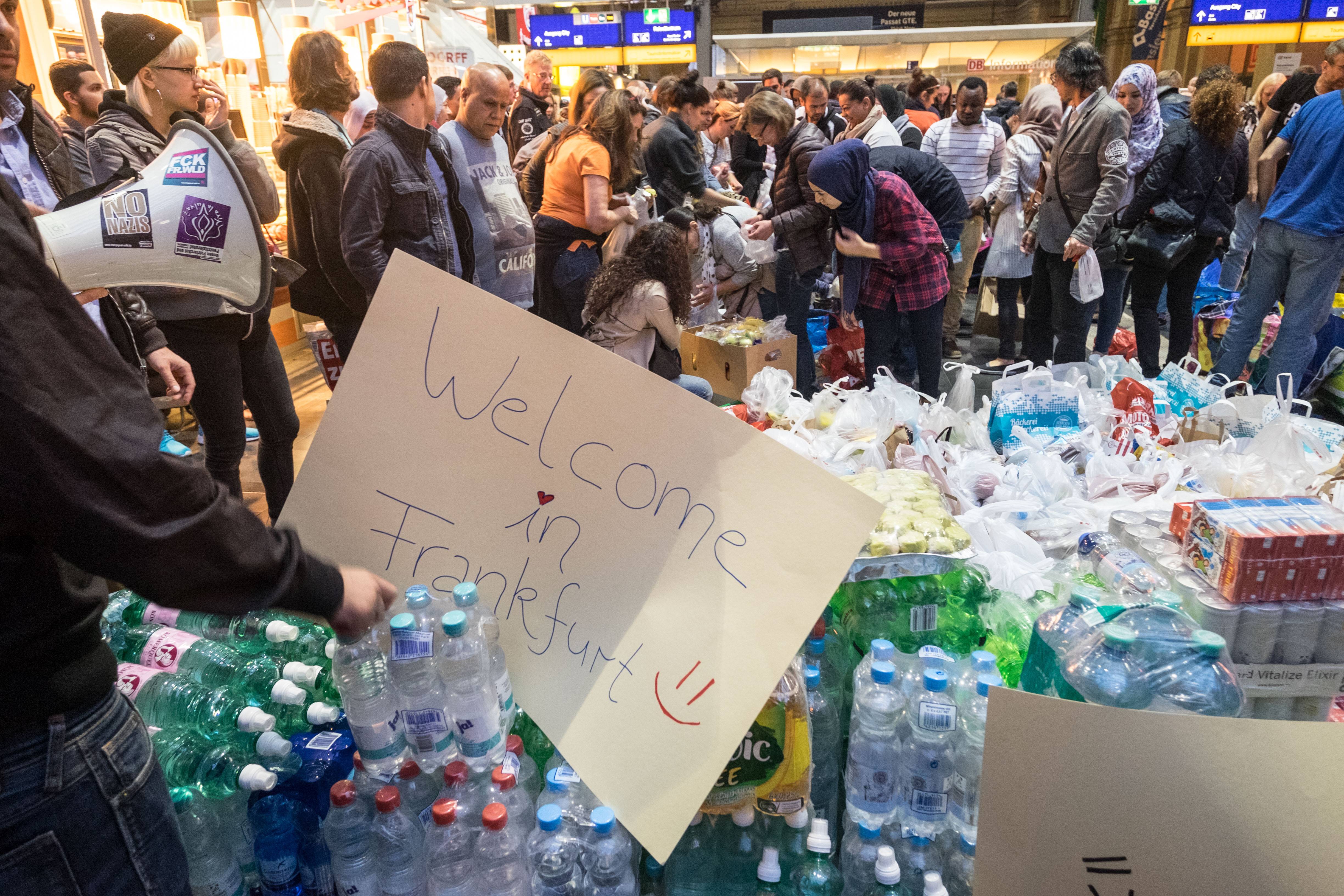 Eine solidarische und menschliche Gesellschaft: Frewillige verteilen Anfang September 2015 am Frankfurter Hautpbahnhof Lebensmittel an ankommende Geflüchte.