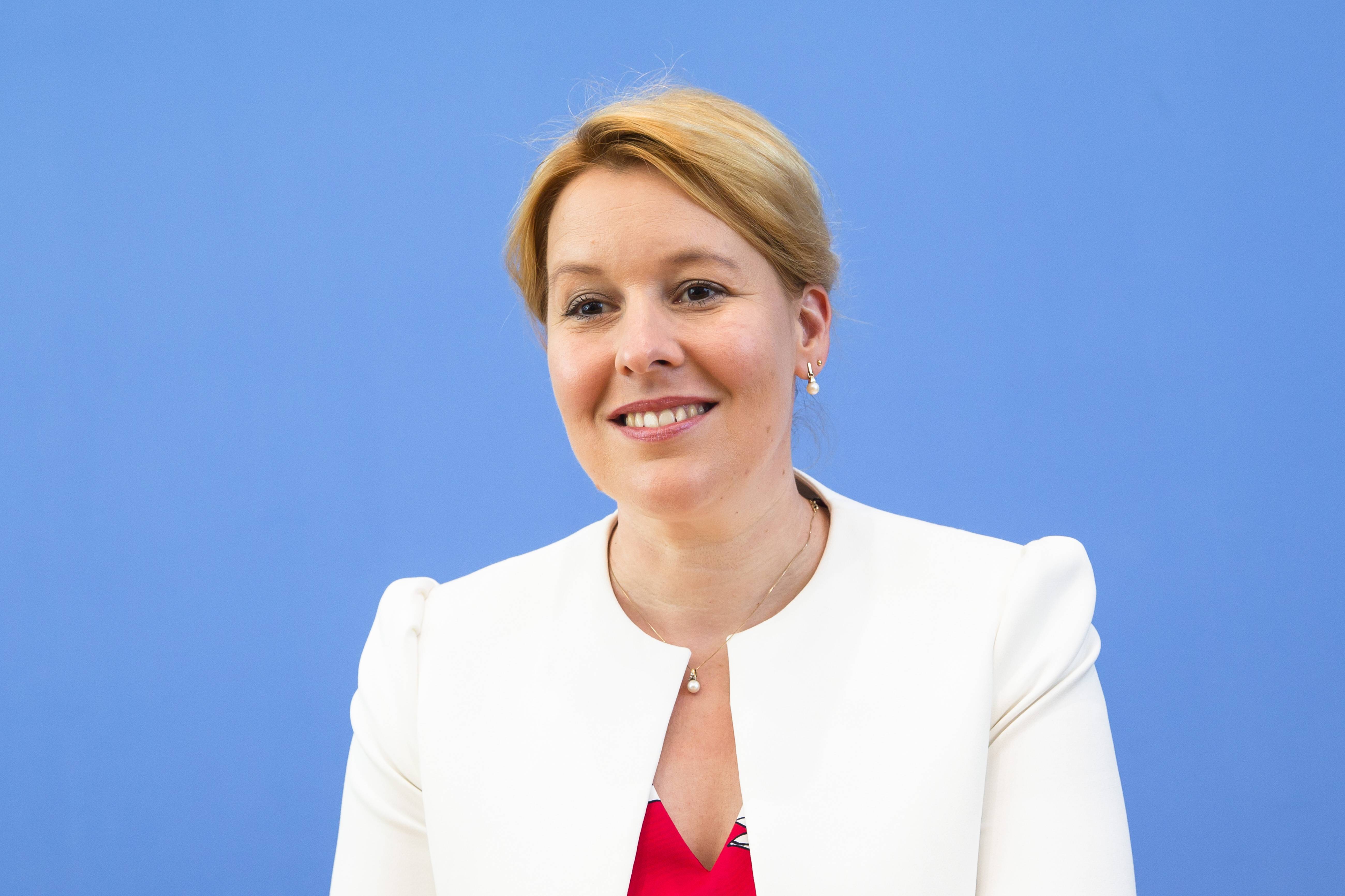 Bundesfamilienministerin Franziska Giffey: „Väter und Mütter brauchen Freiräume, um Familie und Beruf vereinbaren zu können. Und sie müssen sich darauf verlassen können, dass ihre Kinder gut und liebevoll betreut werden.“