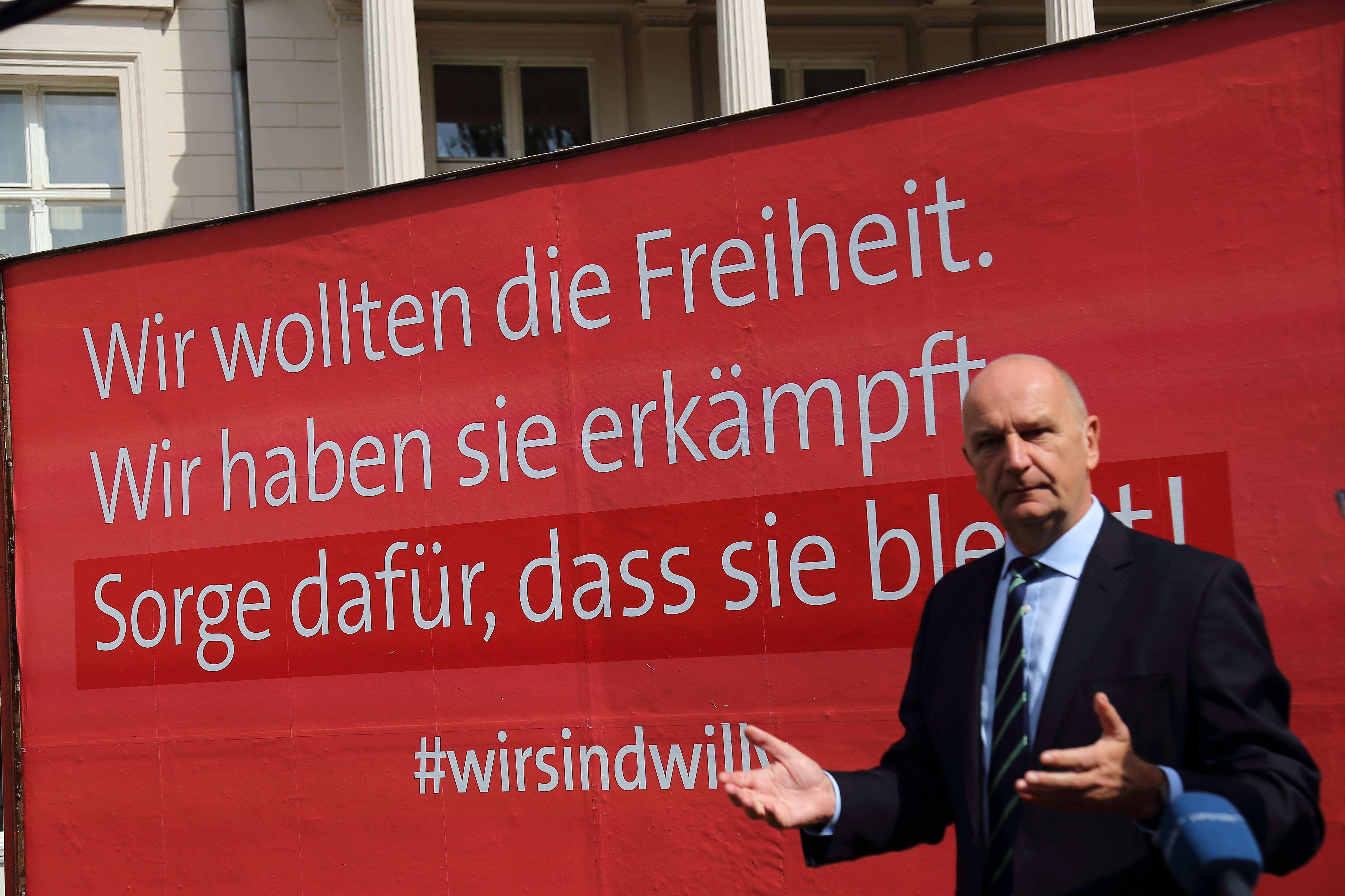 Wir stellen uns dagegen: Brandenburgs Ministerpräsident bei der Vorstellung der Brandt-Plakate am Montag in Potsdam