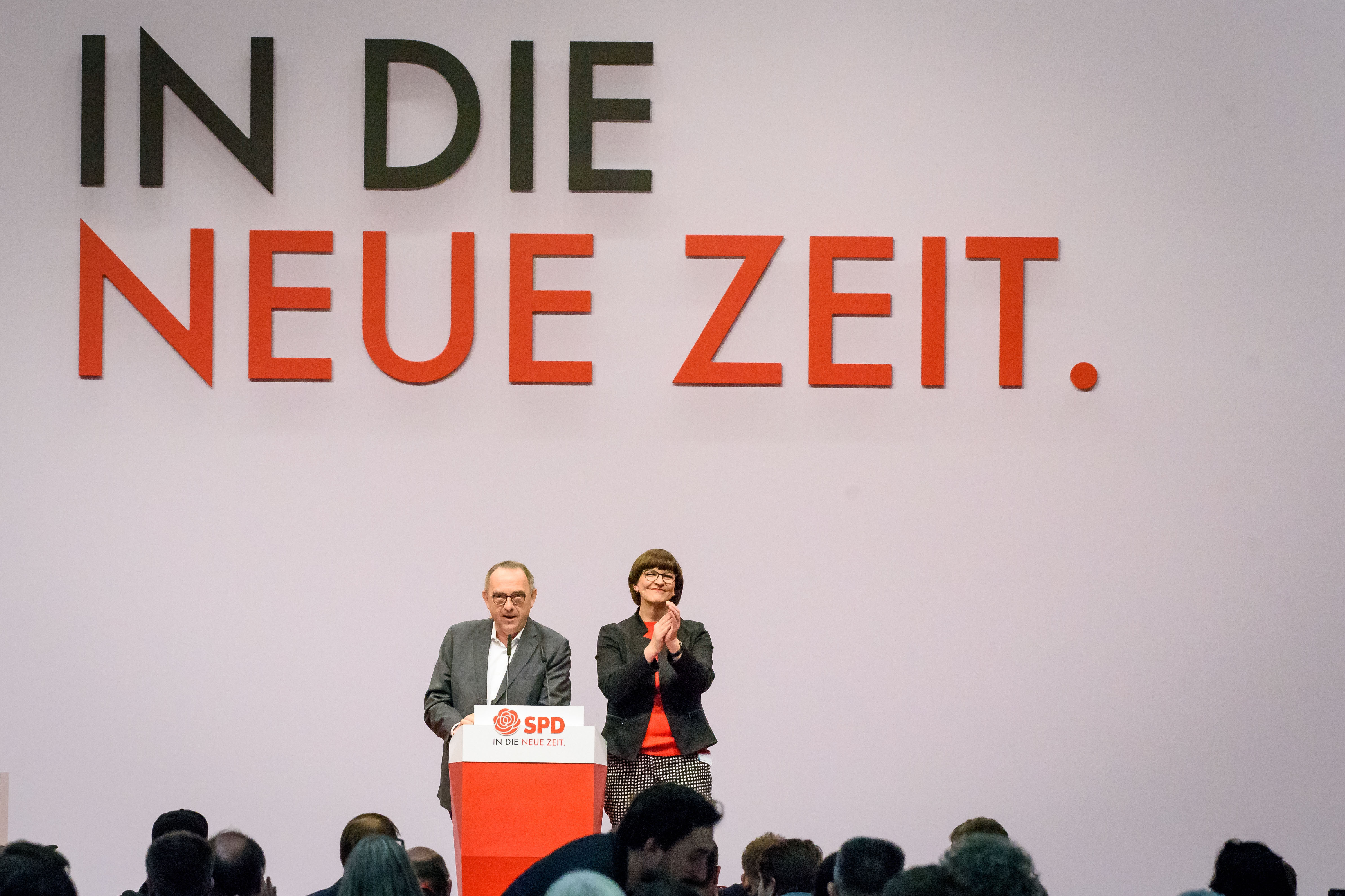 "Wir freuen uns riesig darauf, gemeinsam mit Euch in die neue Zeit zu gehen." Die neuen Vorsitzenden der SPD Saskia Esken und Norbert Walter-Borjans