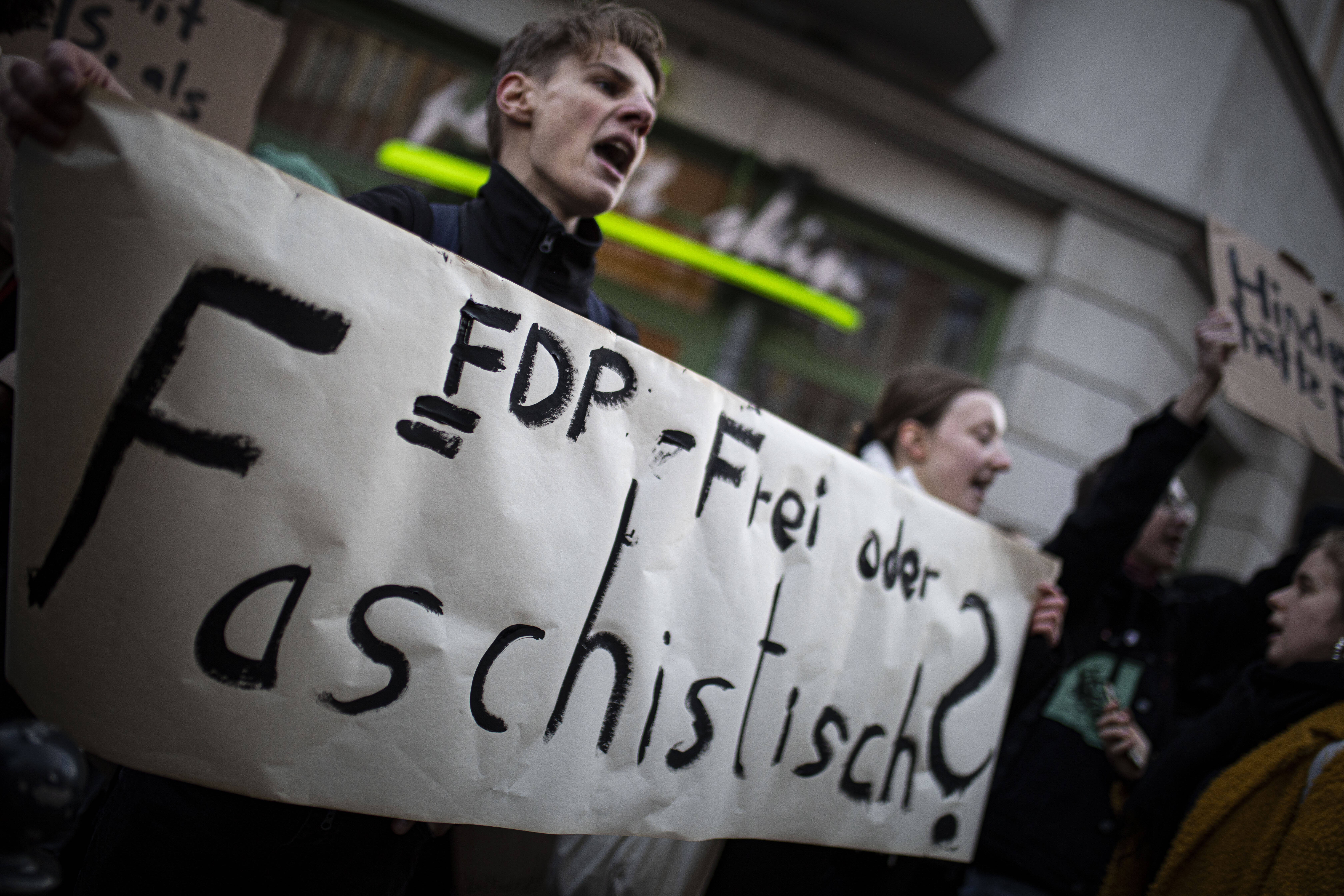 Demonstration vor der FDP-Zentrale in Berlin: Die Wahl Thomas Kemmerichs mit den Stimmen der AfD ruft auch in der eigenen Partei deulichen Widerspruch hervor.