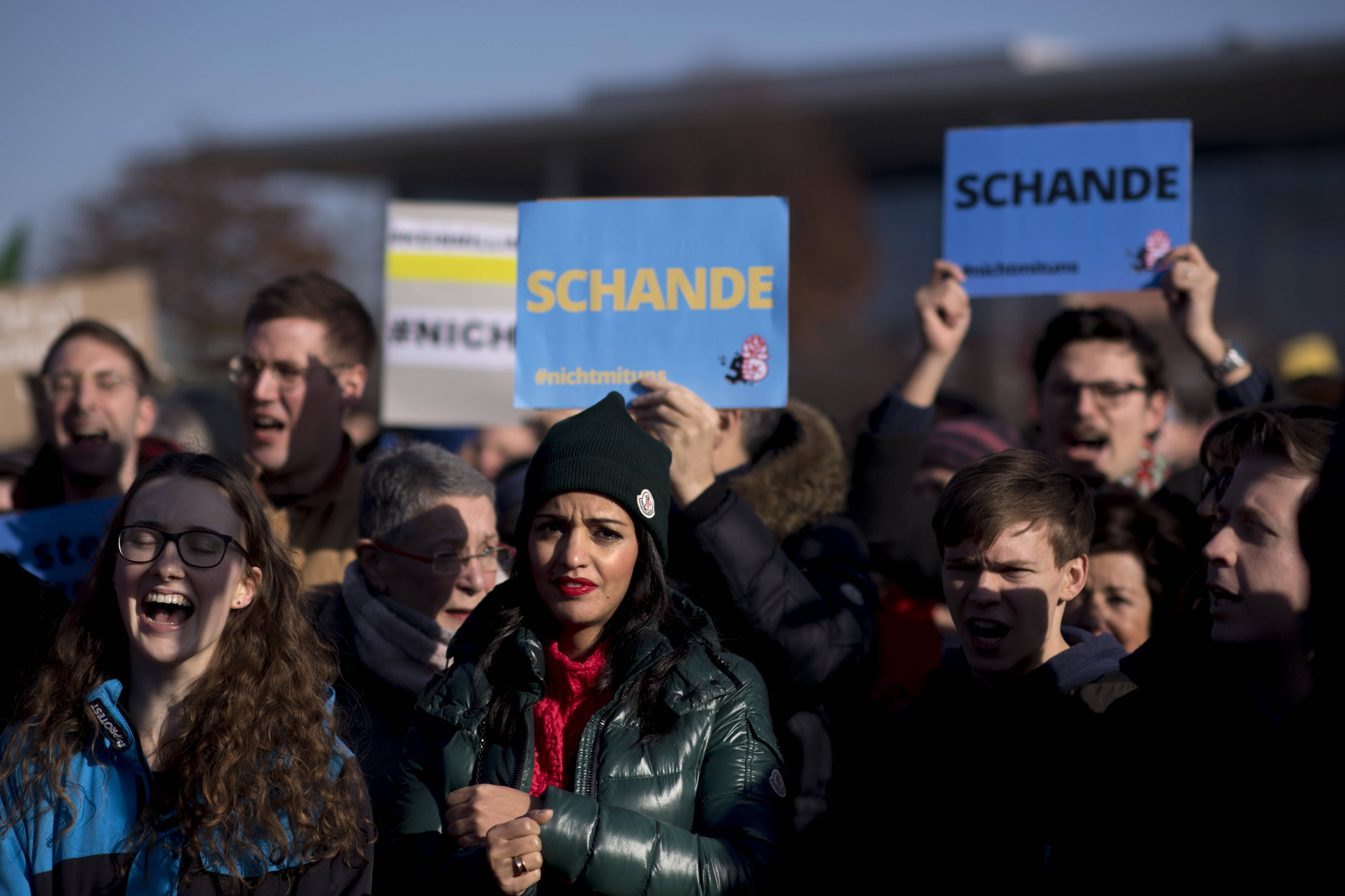 Antifaschismus: Jusos protestieren gemeinsam mit der Berliner Staatssekretärin Sawsan Chebli.