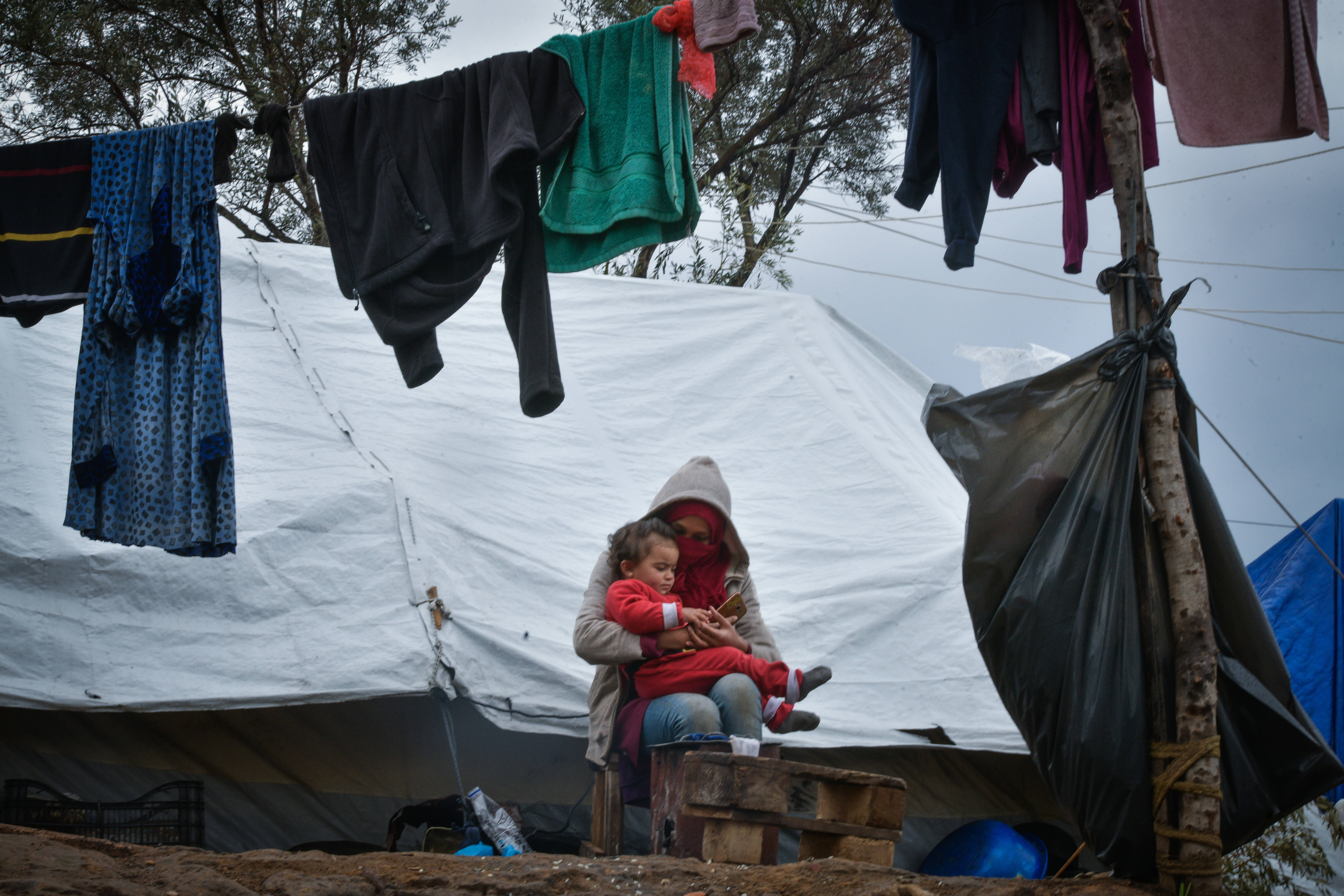 Flüchtlinge auf der Insel Lesbos: Die Lager müssen unverzüglich evakuiert werden, fordert die SPD-Europaabgeordnete Birgit Sippel.