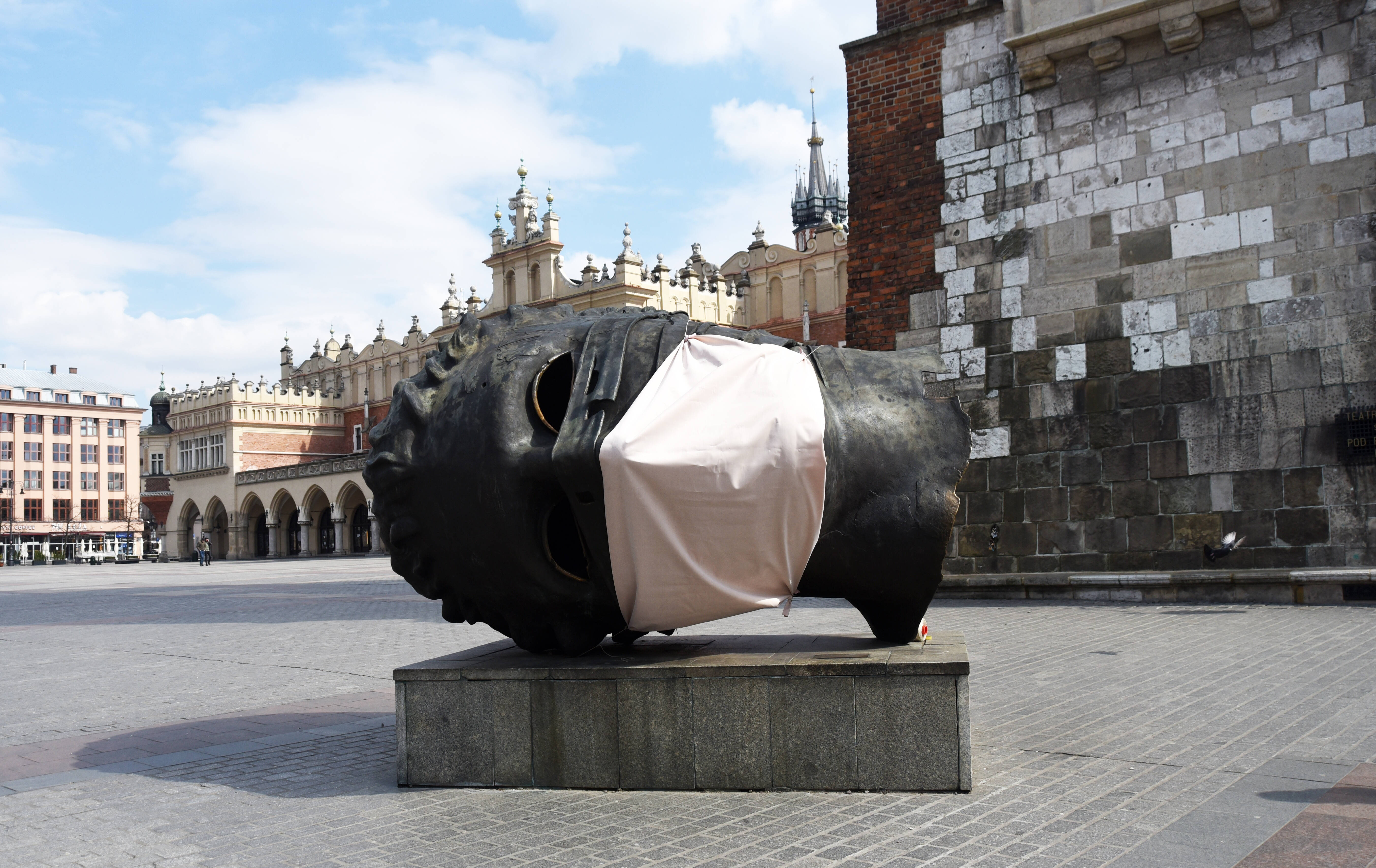 Die Skulptur von Eros Bendato in Krakau – mit Atemmaske. Ein Hinweis auf Infektionsschutz in Polen gegen Coronaviren.