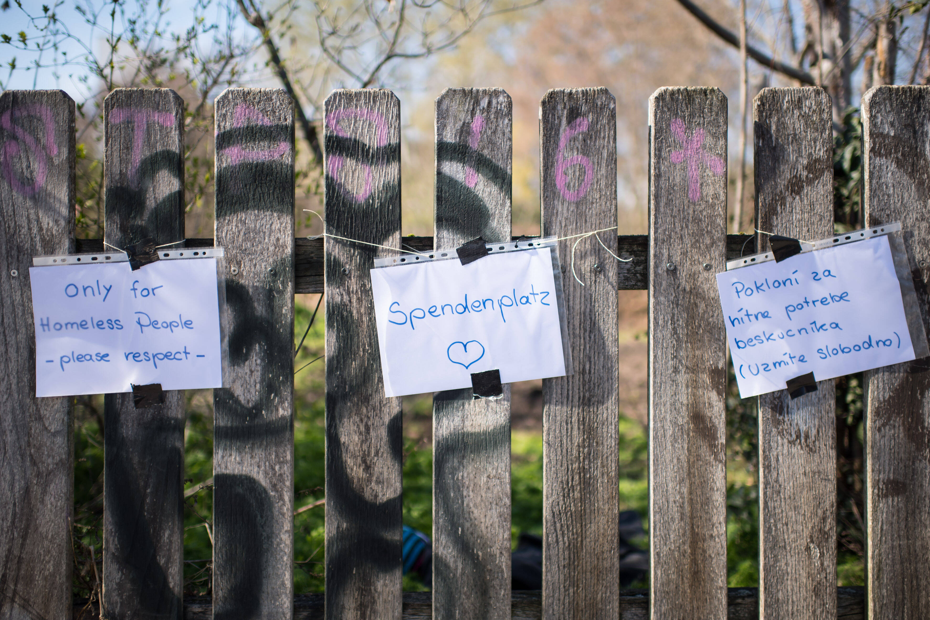 Spenden-Zaun für Obdachlose in Berlin: Die Corona-Krise zeigt uns, dass wir aufeinander angwiesen sind.