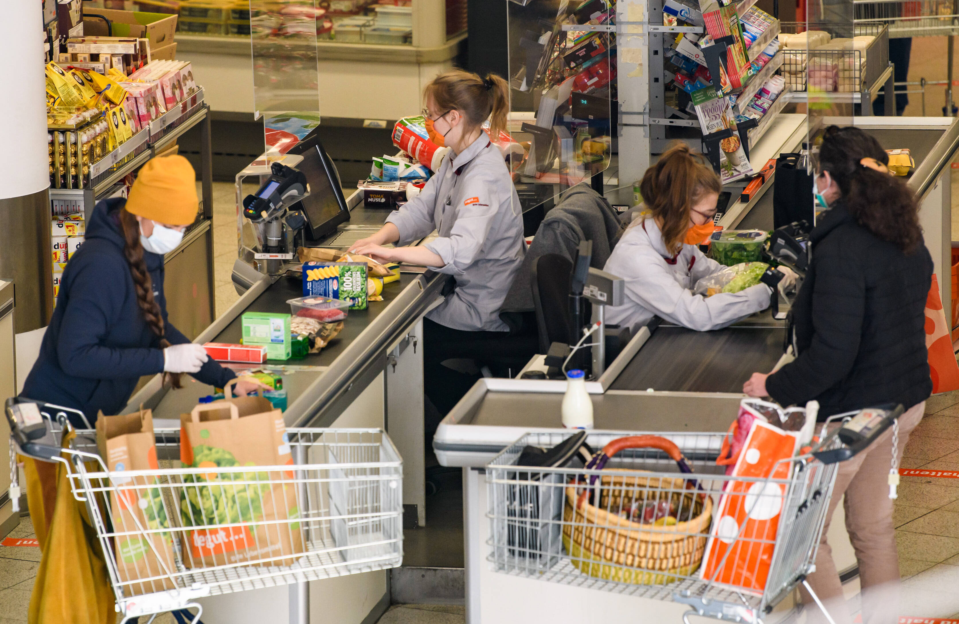 In der Coronakrise systemrelevant: Kassiererinnen in einem Supermarkt.