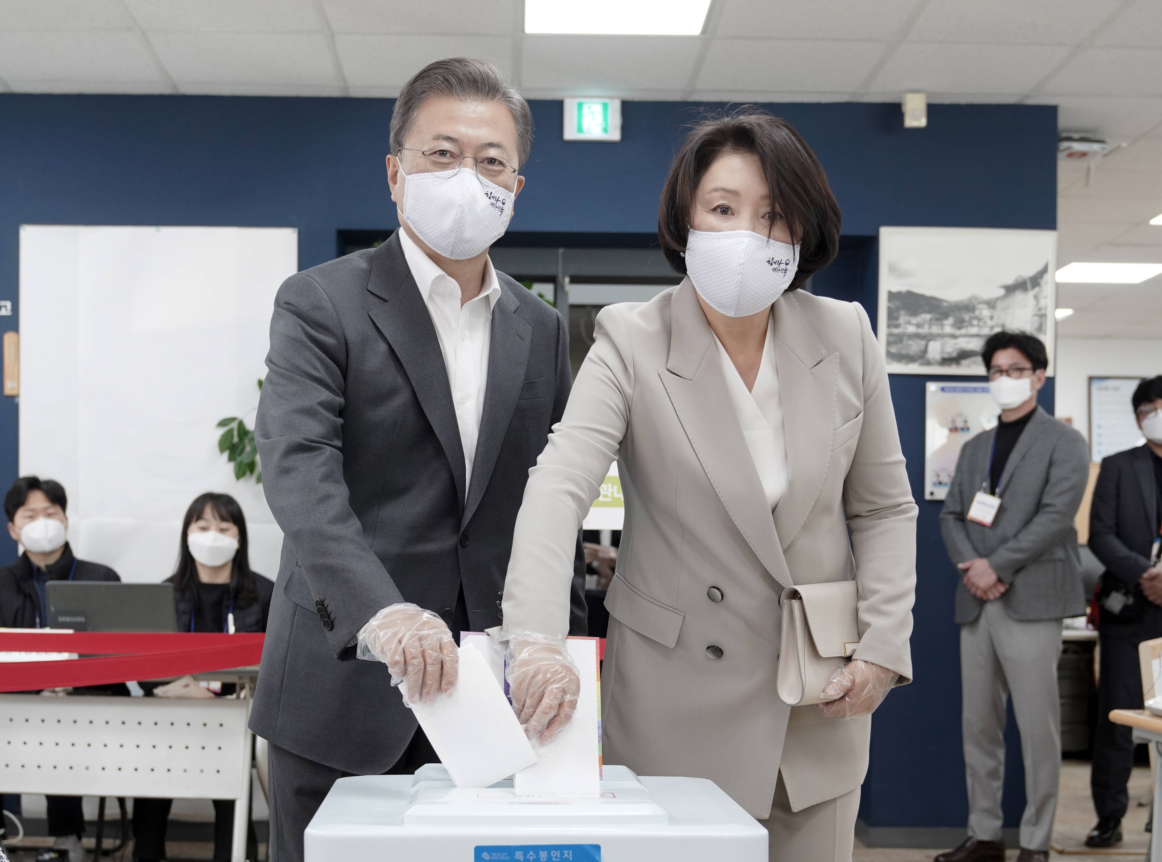 Südkoreas Präsident Moon Jae-In zusammen mit seiner Ehefrau Kim Jung-sook bei der Stimmabgabe.