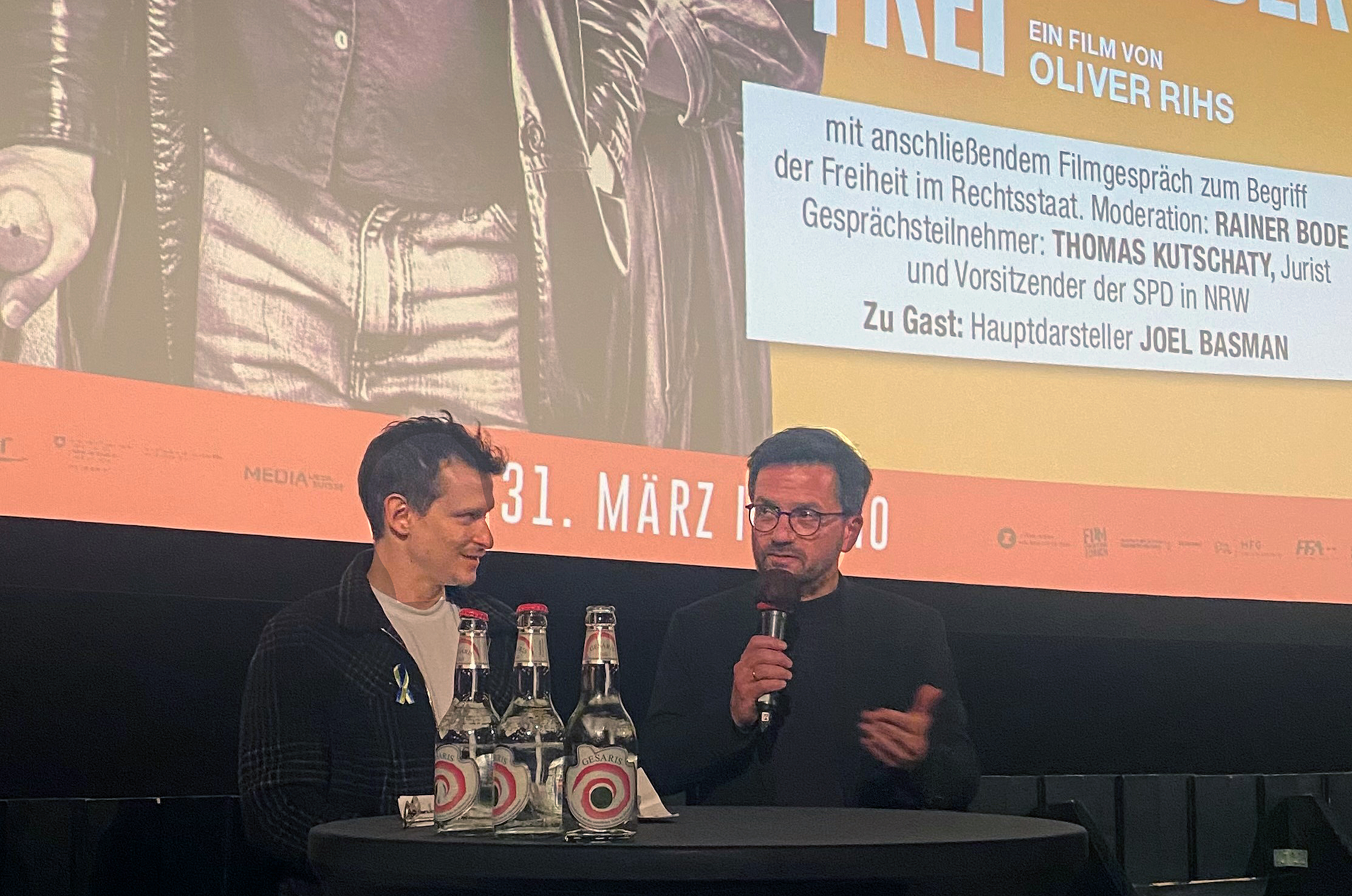 Die persönliche Freiheit hört da auf, wo die der Allgemeinheit beginnt: Schauspieler Joel Batman (l.) im Gespräch mit dem Chef der NRWSPD, Thomas Kutschaty