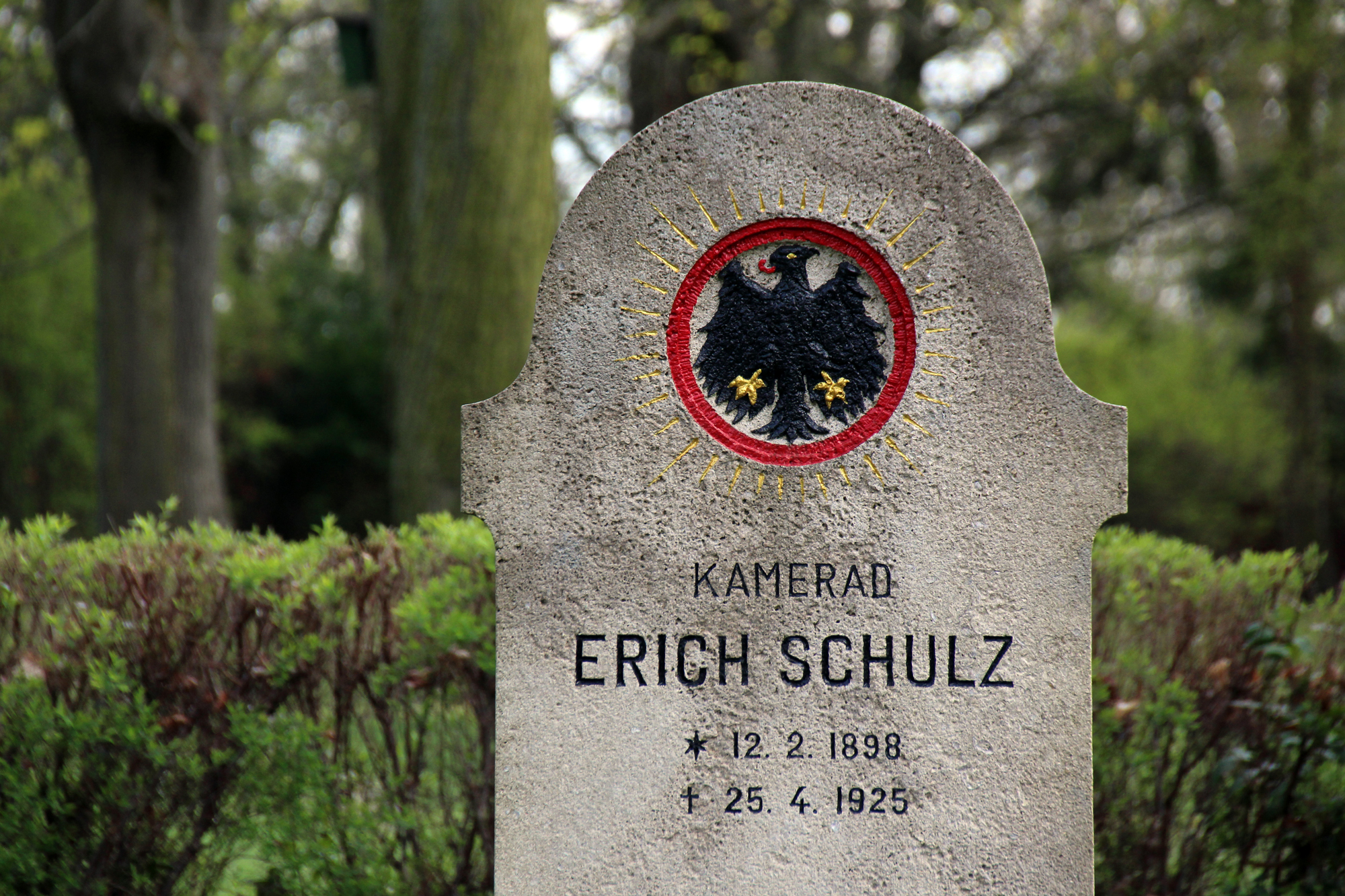 Steinerne Erinnerung und Mahnung: Der Grabstein von Erich Schulz steht noch heute auf dem Friedhof Columbiadamm in Berlin-Neukölln.